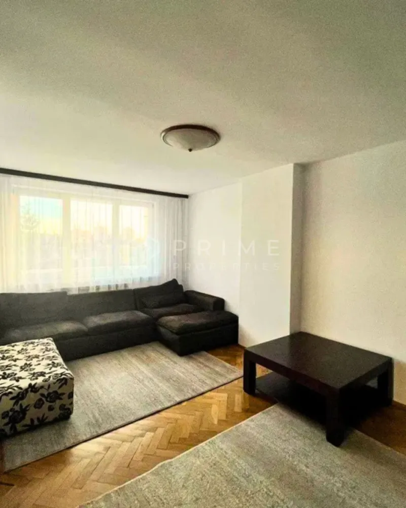 APARTAMENT SPAȚIOS CU 4 CAMERE DE ÎNCHIRIAT – ZONA POLI 2 - Vă propunem spre închiriere un apartament generos, cu o suprafață de 100 mp, situat în zona Poli 2. Datorită compartimentării excelente și amplasării strategice, proprietatea este ideală atât pentru o familie, cât și pentru un grup de studenți care apreciază spațiul și confortul.

Configurație și compartimentare:
3 dormitoare luminoase și primitoare
Living spațios, ideal pentru relaxare sau activități comune
Bucătărie complet echipată și utilată
2 băi
Balcon
Spații practice pentru depozitare: cămară și debara

Locație și avantaje:
Imobilul este poziționat într-o zonă liniștită, ce oferă o infrastructură excelentă. Locatarii beneficiază de acces facil și rapid la mijloacele de transport în comun, centre comerciale, facultăți și principalele puncte de interes din zonă.

Condiții financiare:
Preț chirie: 600 Euro / lună
Comision: 50% din prima chirie