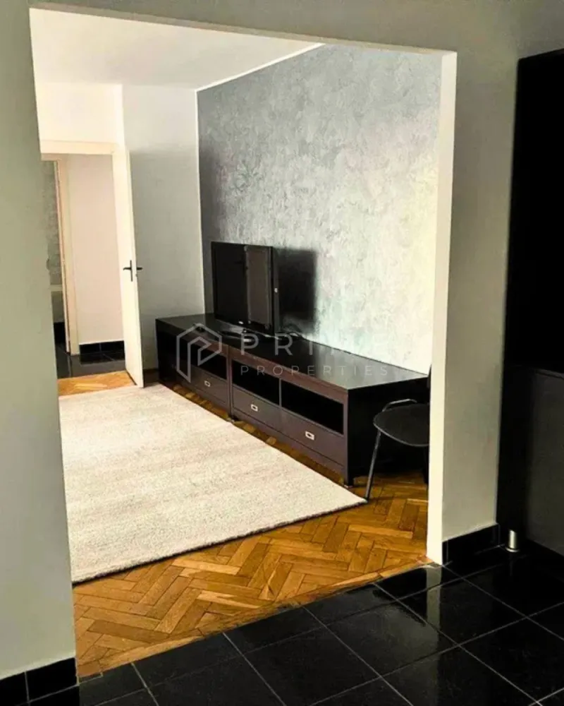 APARTAMENT SPAȚIOS CU 4 CAMERE DE ÎNCHIRIAT – ZONA POLI 2 - Vă propunem spre închiriere un apartament generos, cu o suprafață de 100 mp, situat în zona Poli 2. Datorită compartimentării excelente și amplasării strategice, proprietatea este ideală atât pentru o familie, cât și pentru un grup de studenți care apreciază spațiul și confortul.

Configurație și compartimentare:
3 dormitoare luminoase și primitoare
Living spațios, ideal pentru relaxare sau activități comune
Bucătărie complet echipată și utilată
2 băi
Balcon
Spații practice pentru depozitare: cămară și debara

Locație și avantaje:
Imobilul este poziționat într-o zonă liniștită, ce oferă o infrastructură excelentă. Locatarii beneficiază de acces facil și rapid la mijloacele de transport în comun, centre comerciale, facultăți și principalele puncte de interes din zonă.

Condiții financiare:
Preț chirie: 600 Euro / lună
Comision: 50% din prima chirie
