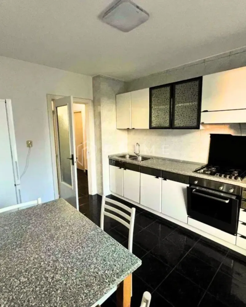 APARTAMENT SPAȚIOS CU 4 CAMERE DE ÎNCHIRIAT – ZONA POLI 2 - Vă propunem spre închiriere un apartament generos, cu o suprafață de 100 mp, situat în zona Poli 2. Datorită compartimentării excelente și amplasării strategice, proprietatea este ideală atât pentru o familie, cât și pentru un grup de studenți care apreciază spațiul și confortul.

Configurație și compartimentare:
3 dormitoare luminoase și primitoare
Living spațios, ideal pentru relaxare sau activități comune
Bucătărie complet echipată și utilată
2 băi
Balcon
Spații practice pentru depozitare: cămară și debara

Locație și avantaje:
Imobilul este poziționat într-o zonă liniștită, ce oferă o infrastructură excelentă. Locatarii beneficiază de acces facil și rapid la mijloacele de transport în comun, centre comerciale, facultăți și principalele puncte de interes din zonă.

Condiții financiare:
Preț chirie: 600 Euro / lună
Comision: 50% din prima chirie