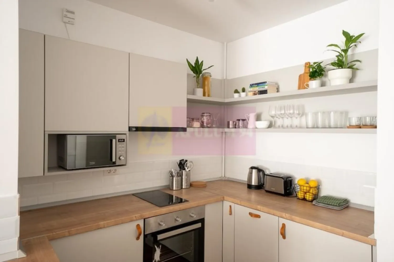Herastrau_Aviatiei Park 2 camere - Agentia Imobiliara Apulum 94, va ofera spre vanzare 
Studio 42 mp , dormitor separat , amenajat cu arhitect , se vinde ca in poze . Are masina de spalat vase , masina de spalat rufe cu uscator , AC - 2 unitati interne , etc . 
Are certificat M Turism pentru regim hotelier . In Aviatiei Park - este un Lidl si un Mega la iesire din complex , 
Herastrau la 15 min de mers pe jos , Promenada la 15 min mers pe jos . 
Complex cu mult spatiu verde, loc de joaca pentru copii si teren de sport . Complexul are portar 24/24. 
Exista un loc de parcare disponibil care se vinde separat , nu eate inclus in pret .