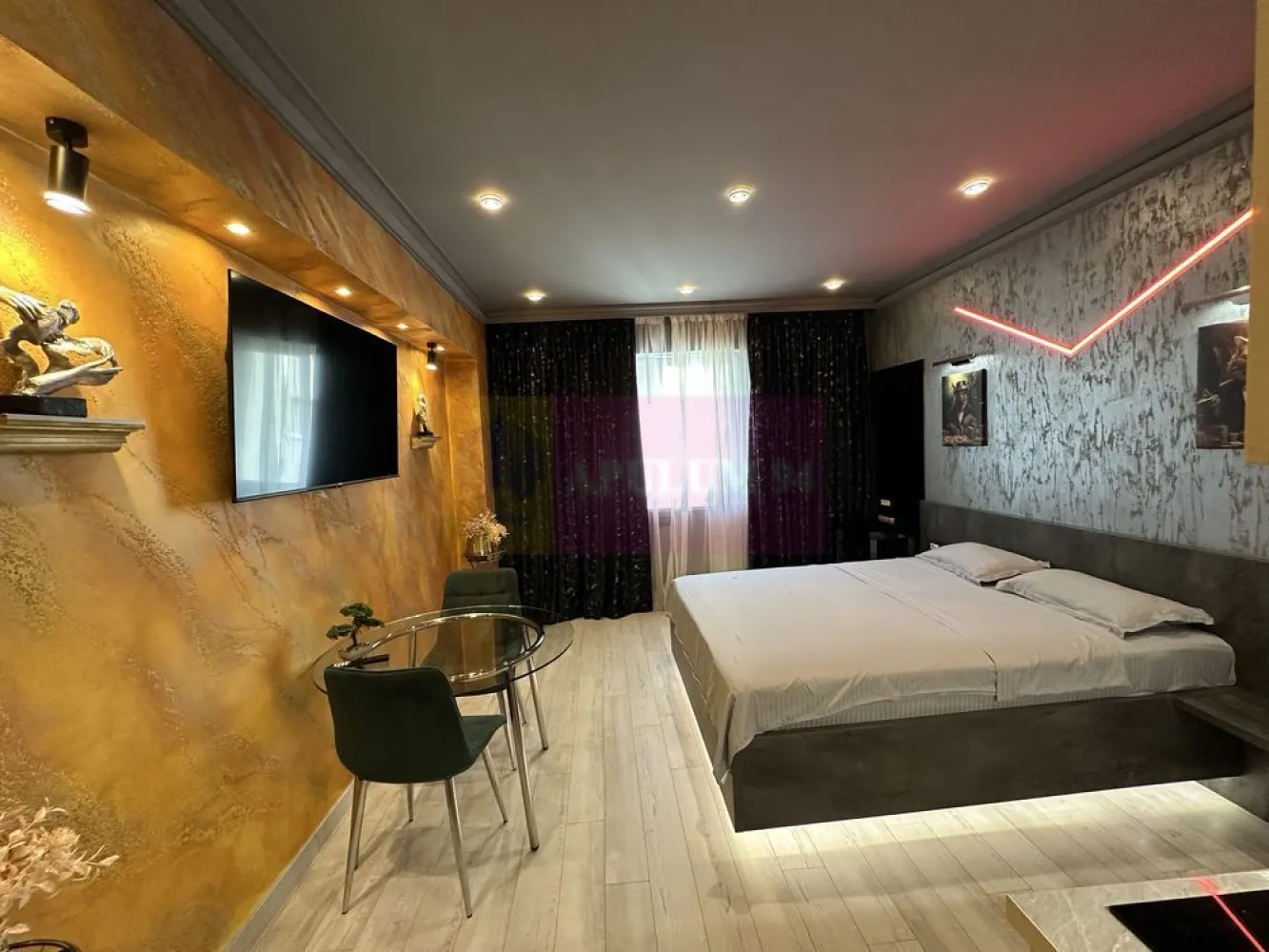 GARSONIERA moderna DE VANZARE Vitan-Barzesti - Agentia Imobiliara Apulum 94, va ofera spre vanzare
Garsonieră modernă în complexul Rin Grand Residence – confort, stil și funcționalitate

Garsonieră situată la etaj superior, în incinta fostului Hotel Rin, ideală atât pentru locuit, cât și pentru investiție (închiriere pe termen lung sau în regim hotelier).

Amenajare deosebită, realizată în colaborare cu designer de interior, cu finisaje și iluminat ambiental atent integrate, spoturi și benzi LED, care creează o atmosferă elegantă și relaxantă.

Garsoniera este complet mobilată și utilată, fiind pregătită pentru mutare imediată:

* Pat ON AIR cu iluminare led ambientala.
* Bucătărie complet echipată cu plită electrică, cuptor Beko, cuptor cu microunde Gorenje, frigider cu congelator Klarstein ,mașină de spălat Beko si televizor Samsung Smart
* Hol de intrare prevăzut cu pantofar si dressing
* Baie complet utilată, cu cadă și uscător de păr.
*Sistem de incalzire / racire modern cu ventiloconvector.

Designul modern, luminile ambientale și compartimentarea eficientă transformă această garsonieră într-un spațiu primitor și practic.

Avantaje:

* Etaj superior (liniște și priveliște mai bună)
* Locație într-un complex cunoscut, care dispune de Galerie comerciala, clinica medicala , cafenea , coafor ,supermarket si multe altele.
* Complexul dispune de o sala de sport cu teren de tenis si de basket ,loc de joaca pentru copii la interior, 4 lifturi , parcare supraetajata , acces auto cu bariera , securitate 24/24 si centru SPA ultramodern (piscina,sauna si sala de fitness).
* Statie STB in fata complexului 
* Complexul comercial La COCOS la 2 min distanta.
* Ideală pentru investiție sau locuință personală
* Se vinde complet mobilată și utilată