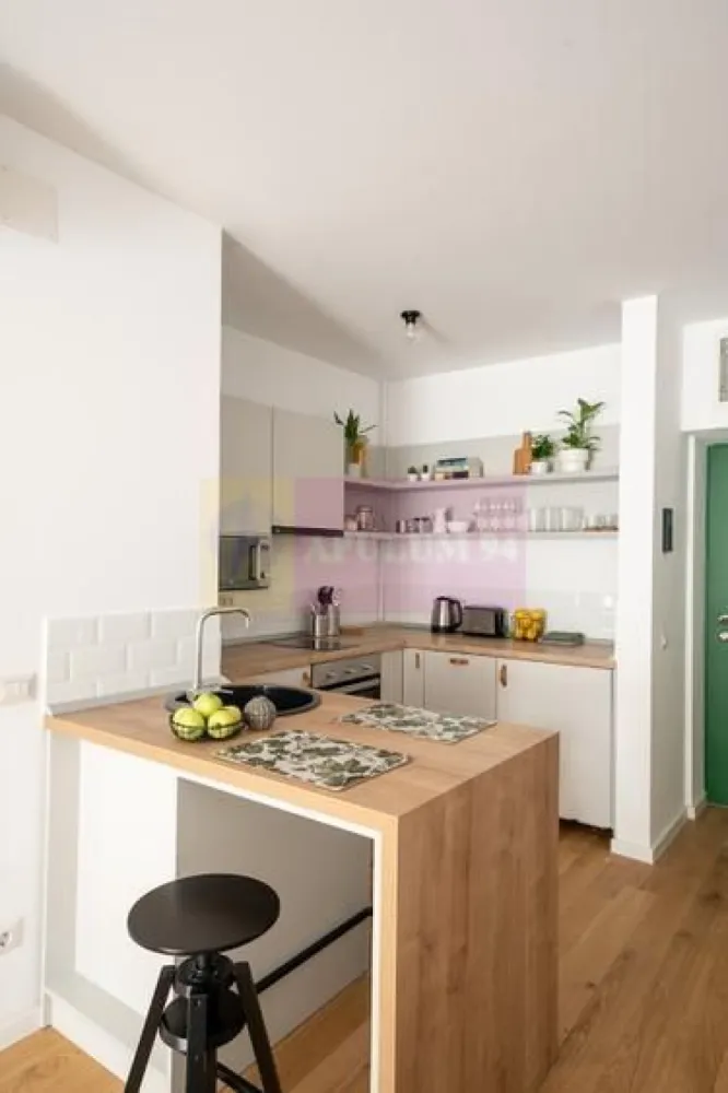 Herastrau_Aviatiei Park 2 camere - Agentia Imobiliara Apulum 94, va ofera spre vanzare 
Studio 42 mp , dormitor separat , amenajat cu arhitect , se vinde ca in poze . Are masina de spalat vase , masina de spalat rufe cu uscator , AC - 2 unitati interne , etc . 
Are certificat M Turism pentru regim hotelier . In Aviatiei Park - este un Lidl si un Mega la iesire din complex , 
Herastrau la 15 min de mers pe jos , Promenada la 15 min mers pe jos . 
Complex cu mult spatiu verde, loc de joaca pentru copii si teren de sport . Complexul are portar 24/24. 
Exista un loc de parcare disponibil care se vinde separat , nu eate inclus in pret .