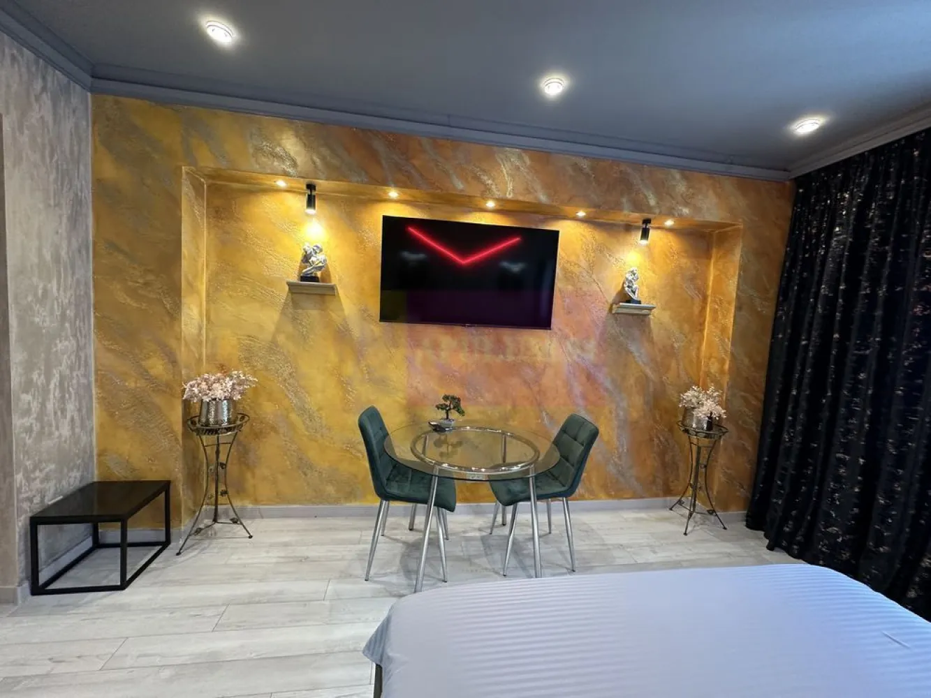 GARSONIERA moderna DE VANZARE Vitan-Barzesti - Agentia Imobiliara Apulum 94, va ofera spre vanzare
Garsonieră modernă în complexul Rin Grand Residence – confort, stil și funcționalitate

Garsonieră situată la etaj superior, în incinta fostului Hotel Rin, ideală atât pentru locuit, cât și pentru investiție (închiriere pe termen lung sau în regim hotelier).

Amenajare deosebită, realizată în colaborare cu designer de interior, cu finisaje și iluminat ambiental atent integrate, spoturi și benzi LED, care creează o atmosferă elegantă și relaxantă.

Garsoniera este complet mobilată și utilată, fiind pregătită pentru mutare imediată:

* Pat ON AIR cu iluminare led ambientala.
* Bucătărie complet echipată cu plită electrică, cuptor Beko, cuptor cu microunde Gorenje, frigider cu congelator Klarstein ,mașină de spălat Beko si televizor Samsung Smart
* Hol de intrare prevăzut cu pantofar si dressing
* Baie complet utilată, cu cadă și uscător de păr.
*Sistem de incalzire / racire modern cu ventiloconvector.

Designul modern, luminile ambientale și compartimentarea eficientă transformă această garsonieră într-un spațiu primitor și practic.

Avantaje:

* Etaj superior (liniște și priveliște mai bună)
* Locație într-un complex cunoscut, care dispune de Galerie comerciala, clinica medicala , cafenea , coafor ,supermarket si multe altele.
* Complexul dispune de o sala de sport cu teren de tenis si de basket ,loc de joaca pentru copii la interior, 4 lifturi , parcare supraetajata , acces auto cu bariera , securitate 24/24 si centru SPA ultramodern (piscina,sauna si sala de fitness).
* Statie STB in fata complexului 
* Complexul comercial La COCOS la 2 min distanta.
* Ideală pentru investiție sau locuință personală
* Se vinde complet mobilată și utilată