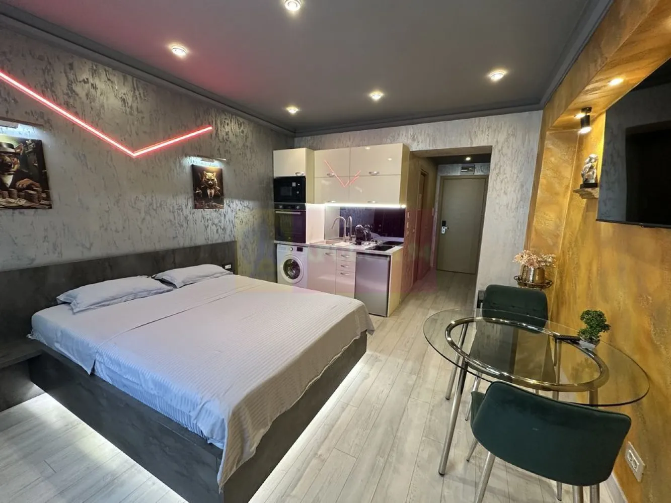 GARSONIERA moderna DE VANZARE Vitan-Barzesti - Agentia Imobiliara Apulum 94, va ofera spre vanzare
Garsonieră modernă în complexul Rin Grand Residence – confort, stil și funcționalitate

Garsonieră situată la etaj superior, în incinta fostului Hotel Rin, ideală atât pentru locuit, cât și pentru investiție (închiriere pe termen lung sau în regim hotelier).

Amenajare deosebită, realizată în colaborare cu designer de interior, cu finisaje și iluminat ambiental atent integrate, spoturi și benzi LED, care creează o atmosferă elegantă și relaxantă.

Garsoniera este complet mobilată și utilată, fiind pregătită pentru mutare imediată:

* Pat ON AIR cu iluminare led ambientala.
* Bucătărie complet echipată cu plită electrică, cuptor Beko, cuptor cu microunde Gorenje, frigider cu congelator Klarstein ,mașină de spălat Beko si televizor Samsung Smart
* Hol de intrare prevăzut cu pantofar si dressing
* Baie complet utilată, cu cadă și uscător de păr.
*Sistem de incalzire / racire modern cu ventiloconvector.

Designul modern, luminile ambientale și compartimentarea eficientă transformă această garsonieră într-un spațiu primitor și practic.

Avantaje:

* Etaj superior (liniște și priveliște mai bună)
* Locație într-un complex cunoscut, care dispune de Galerie comerciala, clinica medicala , cafenea , coafor ,supermarket si multe altele.
* Complexul dispune de o sala de sport cu teren de tenis si de basket ,loc de joaca pentru copii la interior, 4 lifturi , parcare supraetajata , acces auto cu bariera , securitate 24/24 si centru SPA ultramodern (piscina,sauna si sala de fitness).
* Statie STB in fata complexului 
* Complexul comercial La COCOS la 2 min distanta.
* Ideală pentru investiție sau locuință personală
* Se vinde complet mobilată și utilată