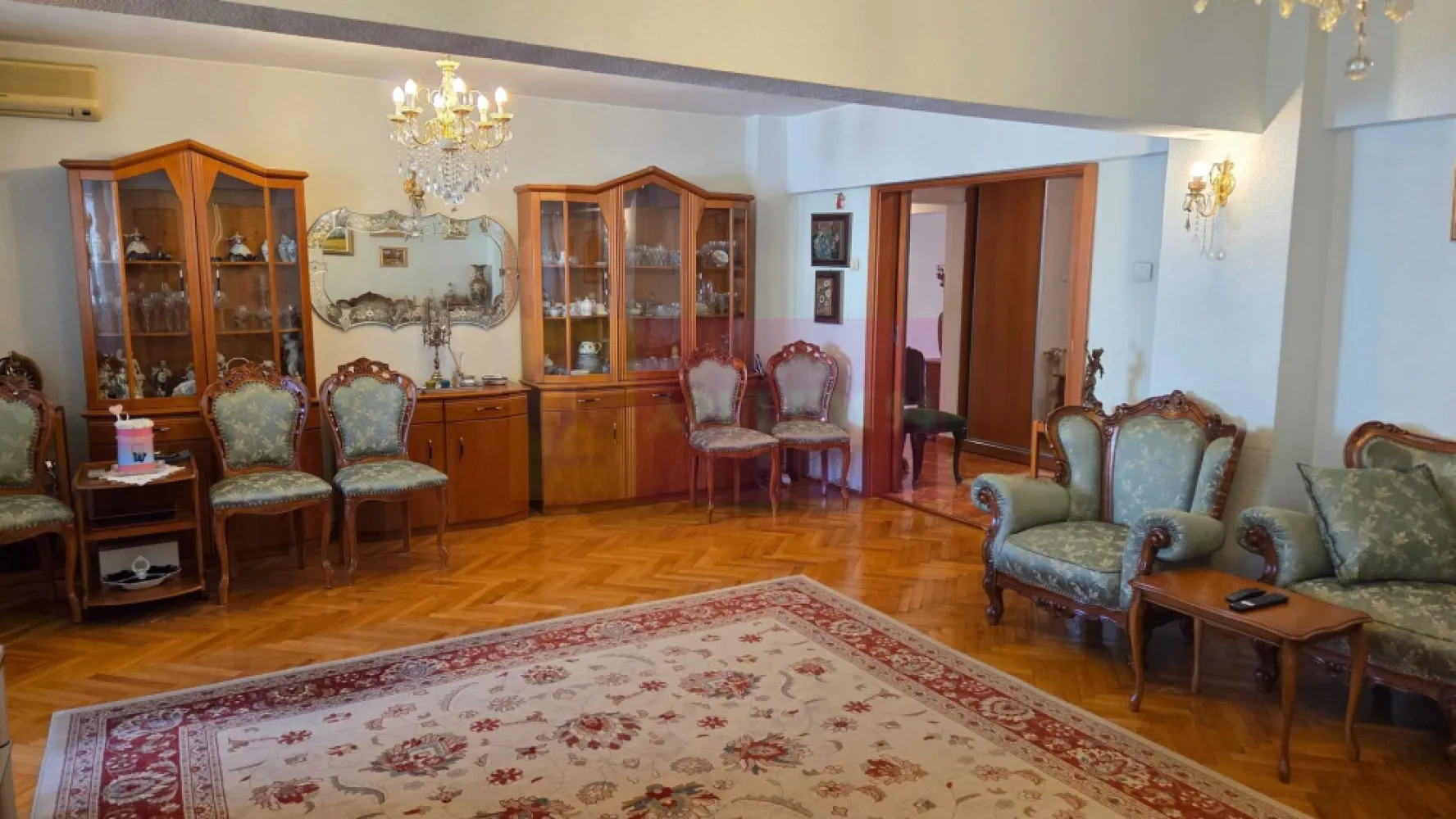 Apartament 4 camere, Decebal zona Metrou Piata Muncii - Agentia Imobiliara Apulum 94, va prezinta spre vanzare
Apartament generos cu 4 camere – Bd. Decebal
O proprietate echilibrată, ce îmbină spațiul generos, compartimentarea eficientă și o locație excelentă.

Apartament spațios și bine compartimentat, cu o suprafață utilă de 103 mp (115 mp incluzând balcoanele), ideal pentru o familie sau pentru cei care apreciază confortul și spațiile ample.
Locuința este decomandată și dispune de:
· 4 camere, dintre care 2 unite într-un living larg și luminos, cu vedere către Bd. Decebal
· 2 dormitoare, fiecare cu ieșire separată pe balconul orientat spre spatele blocului
· hol central longitudinal, generos
· bucătărie complet utilată
· 2 băi: una cu cadă și una cu cabină de duș
· 2 balcoane închise cu tâmplărie termopan (față + spate)
Blocul este finalizat în noiembrie 1989 și beneficiază de structură solidă din beton armat, oferind stabilitate și siguranță.

Localizare excelentă
Poziționat chiar pe Bd. Decebal, apartamentul se află la doar 4–5 minute de mers pe jos de stația de metrou Piața Muncii, cu acces rapid către principalele zone ale orașului.

Parcare
· locuri publice nenominale disponibile prin Primăria Sector 3
· posibilitate de parcare gratuită în zonă

Confort termic
Încălzirea este centralizată și eficientă, beneficiind de rețea de termoficare modernizată, ceea ce asigură căldură constantă pe timpul iernii.

Facilități în proximitate
În apropiere se regăsesc numeroase:
· magazine și supermarketuri
· restaurante
· bănci și farmacii
· grădinițe, școli și licee
· Parcul National la 15 min de mers pe jos