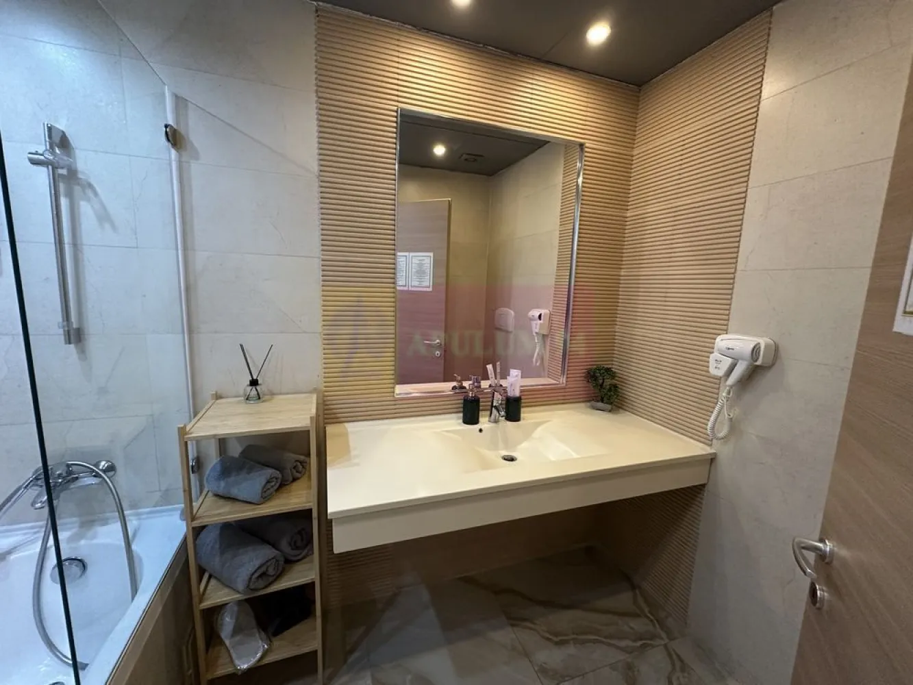 GARSONIERA moderna DE VANZARE Vitan-Barzesti - Agentia Imobiliara Apulum 94, va ofera spre vanzare
Garsonieră modernă în complexul Rin Grand Residence – confort, stil și funcționalitate

Garsonieră situată la etaj superior, în incinta fostului Hotel Rin, ideală atât pentru locuit, cât și pentru investiție (închiriere pe termen lung sau în regim hotelier).

Amenajare deosebită, realizată în colaborare cu designer de interior, cu finisaje și iluminat ambiental atent integrate, spoturi și benzi LED, care creează o atmosferă elegantă și relaxantă.

Garsoniera este complet mobilată și utilată, fiind pregătită pentru mutare imediată:

* Pat ON AIR cu iluminare led ambientala.
* Bucătărie complet echipată cu plită electrică, cuptor Beko, cuptor cu microunde Gorenje, frigider cu congelator Klarstein ,mașină de spălat Beko si televizor Samsung Smart
* Hol de intrare prevăzut cu pantofar si dressing
* Baie complet utilată, cu cadă și uscător de păr.
*Sistem de incalzire / racire modern cu ventiloconvector.

Designul modern, luminile ambientale și compartimentarea eficientă transformă această garsonieră într-un spațiu primitor și practic.

Avantaje:

* Etaj superior (liniște și priveliște mai bună)
* Locație într-un complex cunoscut, care dispune de Galerie comerciala, clinica medicala , cafenea , coafor ,supermarket si multe altele.
* Complexul dispune de o sala de sport cu teren de tenis si de basket ,loc de joaca pentru copii la interior, 4 lifturi , parcare supraetajata , acces auto cu bariera , securitate 24/24 si centru SPA ultramodern (piscina,sauna si sala de fitness).
* Statie STB in fata complexului 
* Complexul comercial La COCOS la 2 min distanta.
* Ideală pentru investiție sau locuință personală
* Se vinde complet mobilată și utilată