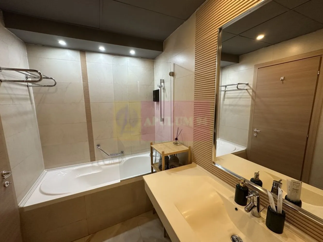 GARSONIERA moderna DE VANZARE Vitan-Barzesti - Agentia Imobiliara Apulum 94, va ofera spre vanzare
Garsonieră modernă în complexul Rin Grand Residence – confort, stil și funcționalitate

Garsonieră situată la etaj superior, în incinta fostului Hotel Rin, ideală atât pentru locuit, cât și pentru investiție (închiriere pe termen lung sau în regim hotelier).

Amenajare deosebită, realizată în colaborare cu designer de interior, cu finisaje și iluminat ambiental atent integrate, spoturi și benzi LED, care creează o atmosferă elegantă și relaxantă.

Garsoniera este complet mobilată și utilată, fiind pregătită pentru mutare imediată:

* Pat ON AIR cu iluminare led ambientala.
* Bucătărie complet echipată cu plită electrică, cuptor Beko, cuptor cu microunde Gorenje, frigider cu congelator Klarstein ,mașină de spălat Beko si televizor Samsung Smart
* Hol de intrare prevăzut cu pantofar si dressing
* Baie complet utilată, cu cadă și uscător de păr.
*Sistem de incalzire / racire modern cu ventiloconvector.

Designul modern, luminile ambientale și compartimentarea eficientă transformă această garsonieră într-un spațiu primitor și practic.

Avantaje:

* Etaj superior (liniște și priveliște mai bună)
* Locație într-un complex cunoscut, care dispune de Galerie comerciala, clinica medicala , cafenea , coafor ,supermarket si multe altele.
* Complexul dispune de o sala de sport cu teren de tenis si de basket ,loc de joaca pentru copii la interior, 4 lifturi , parcare supraetajata , acces auto cu bariera , securitate 24/24 si centru SPA ultramodern (piscina,sauna si sala de fitness).
* Statie STB in fata complexului 
* Complexul comercial La COCOS la 2 min distanta.
* Ideală pentru investiție sau locuință personală
* Se vinde complet mobilată și utilată