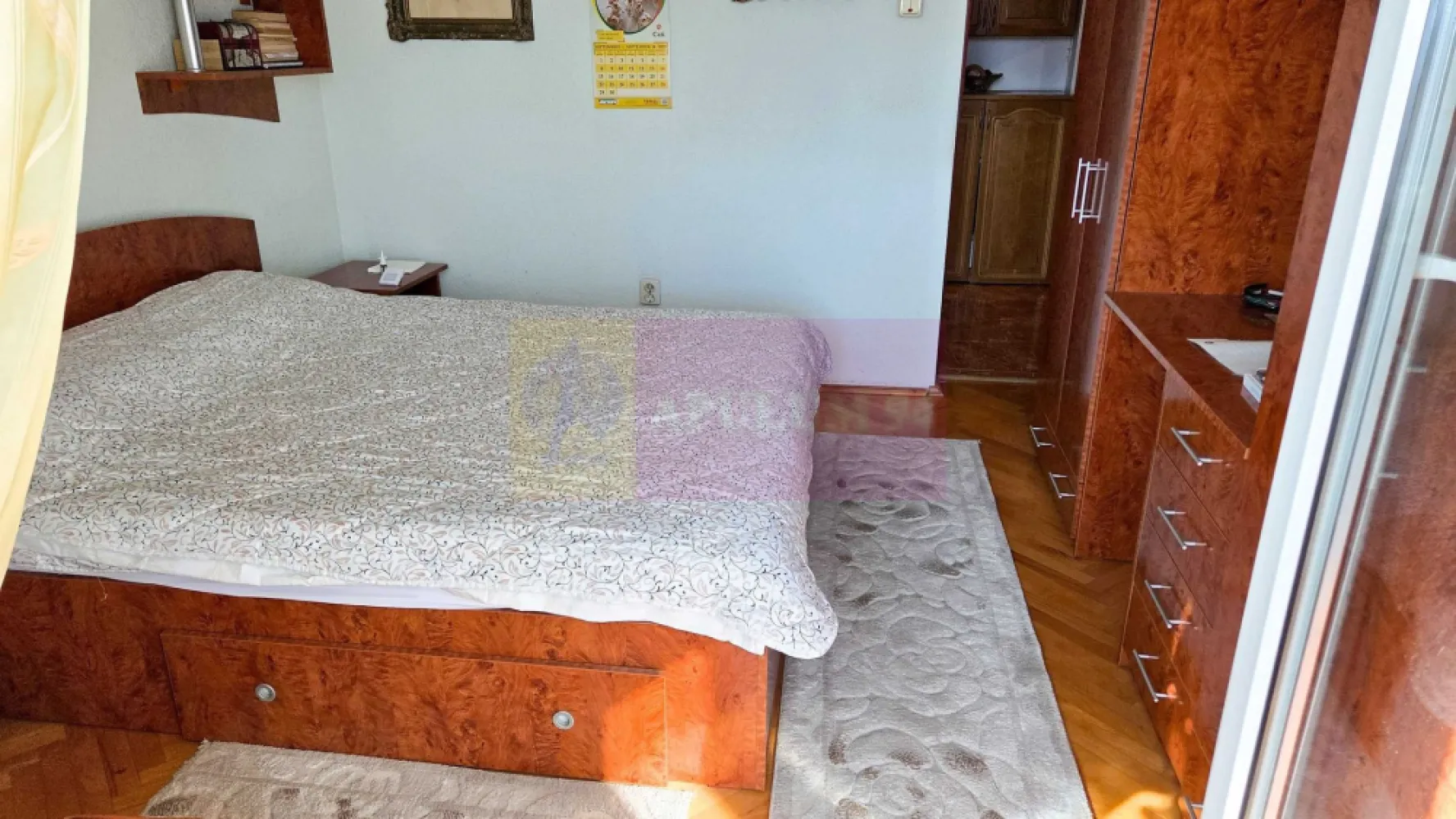 Apartament 4 camere, Decebal zona Metrou Piata Muncii - Agentia Imobiliara Apulum 94, va prezinta spre vanzare
Apartament generos cu 4 camere – Bd. Decebal
O proprietate echilibrată, ce îmbină spațiul generos, compartimentarea eficientă și o locație excelentă.

Apartament spațios și bine compartimentat, cu o suprafață utilă de 103 mp (115 mp incluzând balcoanele), ideal pentru o familie sau pentru cei care apreciază confortul și spațiile ample.
Locuința este decomandată și dispune de:
· 4 camere, dintre care 2 unite într-un living larg și luminos, cu vedere către Bd. Decebal
· 2 dormitoare, fiecare cu ieșire separată pe balconul orientat spre spatele blocului
· hol central longitudinal, generos
· bucătărie complet utilată
· 2 băi: una cu cadă și una cu cabină de duș
· 2 balcoane închise cu tâmplărie termopan (față + spate)
Blocul este finalizat în noiembrie 1989 și beneficiază de structură solidă din beton armat, oferind stabilitate și siguranță.

Localizare excelentă
Poziționat chiar pe Bd. Decebal, apartamentul se află la doar 4–5 minute de mers pe jos de stația de metrou Piața Muncii, cu acces rapid către principalele zone ale orașului.

Parcare
· locuri publice nenominale disponibile prin Primăria Sector 3
· posibilitate de parcare gratuită în zonă

Confort termic
Încălzirea este centralizată și eficientă, beneficiind de rețea de termoficare modernizată, ceea ce asigură căldură constantă pe timpul iernii.

Facilități în proximitate
În apropiere se regăsesc numeroase:
· magazine și supermarketuri
· restaurante
· bănci și farmacii
· grădinițe, școli și licee
· Parcul National la 15 min de mers pe jos