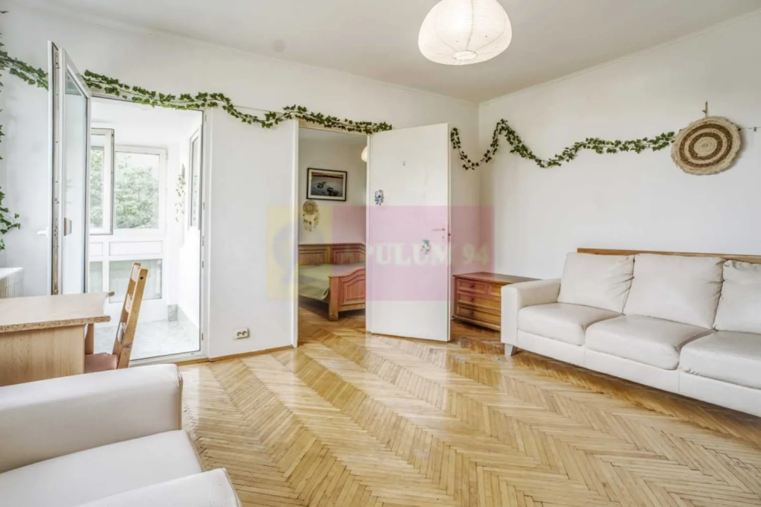 Apartament 2 camere Titan, 52 mp, metrou Titan, la IOR - Agentia Imobiliara Apulum 94 va ofera spre vanzare
Apartament 2 camere in Titan, pe Bd. Nicolae Grigorescu, la aproximativ 3 minute de mers pe jos de metrou Titan si foarte aproape de Parcul IOR si Parcul Titanii.
Apartamentul are suprafata totala de 52,02 mp, este situat la etajul 7 din 10, intr-un bloc construit in 1973, reabilitat termic.
Compartimentare practica: hol, bucatarie separata, living, dormitor, baie, vestibul / spatiu pentru masina de spalat si balcon inchis.

Dotari si finisaje:

* aer conditionat
* parchet din lemn masiv
* geamuri termopan
* balcon inchis
* mobilat si utilat

Zona este foarte buna pentru locuit: acces rapid la metrou Titan, Parcul IOR, Parcul Titanii, Piata Titan, magazine, transport, scoli si zone verzi. Scoala Gimnaziala nr. 195 Hamburg este in spatele blocului, iar in apropiere se afla si Liceul Dante Alighieri.
Apartamentul e potrivit atat pentru locuire, cat si pentru investitie / inchiriere.
Pret: 99.900 euro