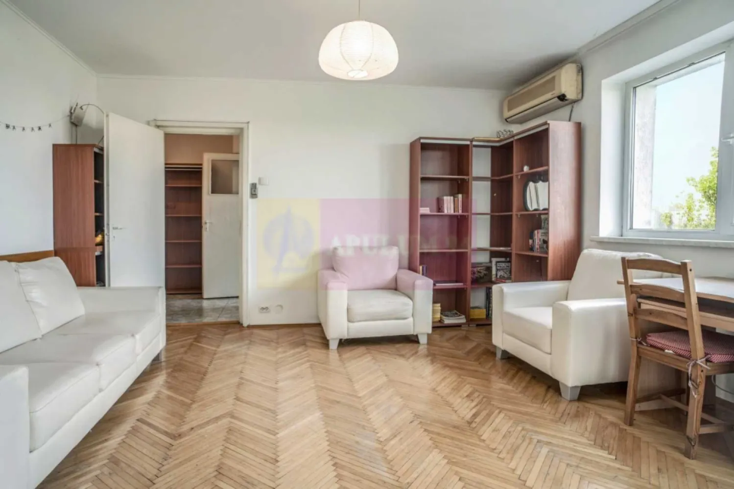Apartament 2 camere Titan, 52 mp, metrou Titan, la IOR - Agentia Imobiliara Apulum 94 va ofera spre vanzare
Apartament 2 camere in Titan, pe Bd. Nicolae Grigorescu, la aproximativ 3 minute de mers pe jos de metrou Titan si foarte aproape de Parcul IOR si Parcul Titanii.
Apartamentul are suprafata totala de 52,02 mp, este situat la etajul 7 din 10, intr-un bloc construit in 1973, reabilitat termic.
Compartimentare practica: hol, bucatarie separata, living, dormitor, baie, vestibul / spatiu pentru masina de spalat si balcon inchis.

Dotari si finisaje:

* aer conditionat
* parchet din lemn masiv
* geamuri termopan
* balcon inchis
* mobilat si utilat

Zona este foarte buna pentru locuit: acces rapid la metrou Titan, Parcul IOR, Parcul Titanii, Piata Titan, magazine, transport, scoli si zone verzi. Scoala Gimnaziala nr. 195 Hamburg este in spatele blocului, iar in apropiere se afla si Liceul Dante Alighieri.
Apartamentul e potrivit atat pentru locuire, cat si pentru investitie / inchiriere.
Pret: 99.900 euro