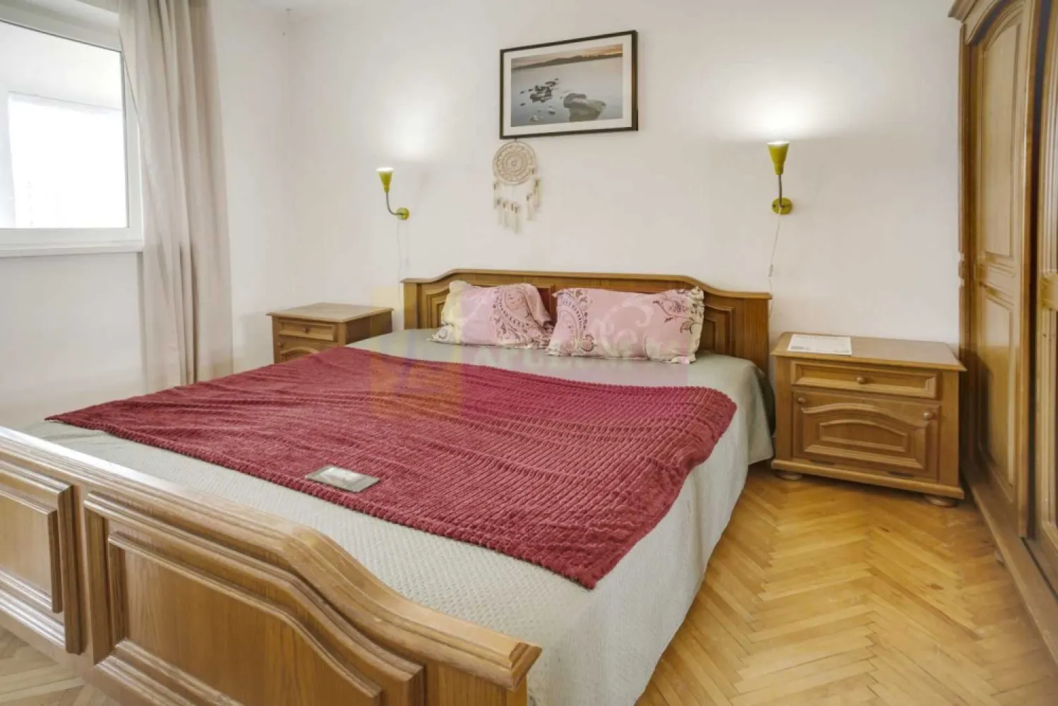 Apartament 2 camere Titan, 52 mp, metrou Titan, la IOR - Agentia Imobiliara Apulum 94 va ofera spre vanzare
Apartament 2 camere in Titan, pe Bd. Nicolae Grigorescu, la aproximativ 3 minute de mers pe jos de metrou Titan si foarte aproape de Parcul IOR si Parcul Titanii.
Apartamentul are suprafata totala de 52,02 mp, este situat la etajul 7 din 10, intr-un bloc construit in 1973, reabilitat termic.
Compartimentare practica: hol, bucatarie separata, living, dormitor, baie, vestibul / spatiu pentru masina de spalat si balcon inchis.

Dotari si finisaje:

* aer conditionat
* parchet din lemn masiv
* geamuri termopan
* balcon inchis
* mobilat si utilat

Zona este foarte buna pentru locuit: acces rapid la metrou Titan, Parcul IOR, Parcul Titanii, Piata Titan, magazine, transport, scoli si zone verzi. Scoala Gimnaziala nr. 195 Hamburg este in spatele blocului, iar in apropiere se afla si Liceul Dante Alighieri.
Apartamentul e potrivit atat pentru locuire, cat si pentru investitie / inchiriere.
Pret: 99.900 euro