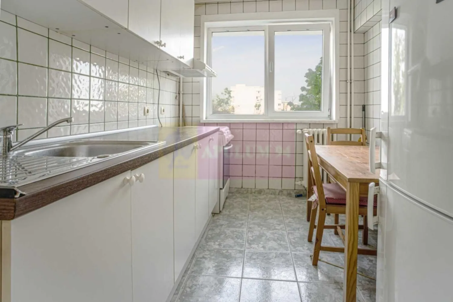 Apartament 2 camere Titan, 52 mp, metrou Titan, la IOR - Agentia Imobiliara Apulum 94 va ofera spre vanzare
Apartament 2 camere in Titan, pe Bd. Nicolae Grigorescu, la aproximativ 3 minute de mers pe jos de metrou Titan si foarte aproape de Parcul IOR si Parcul Titanii.
Apartamentul are suprafata totala de 52,02 mp, este situat la etajul 7 din 10, intr-un bloc construit in 1973, reabilitat termic.
Compartimentare practica: hol, bucatarie separata, living, dormitor, baie, vestibul / spatiu pentru masina de spalat si balcon inchis.

Dotari si finisaje:

* aer conditionat
* parchet din lemn masiv
* geamuri termopan
* balcon inchis
* mobilat si utilat

Zona este foarte buna pentru locuit: acces rapid la metrou Titan, Parcul IOR, Parcul Titanii, Piata Titan, magazine, transport, scoli si zone verzi. Scoala Gimnaziala nr. 195 Hamburg este in spatele blocului, iar in apropiere se afla si Liceul Dante Alighieri.
Apartamentul e potrivit atat pentru locuire, cat si pentru investitie / inchiriere.
Pret: 99.900 euro