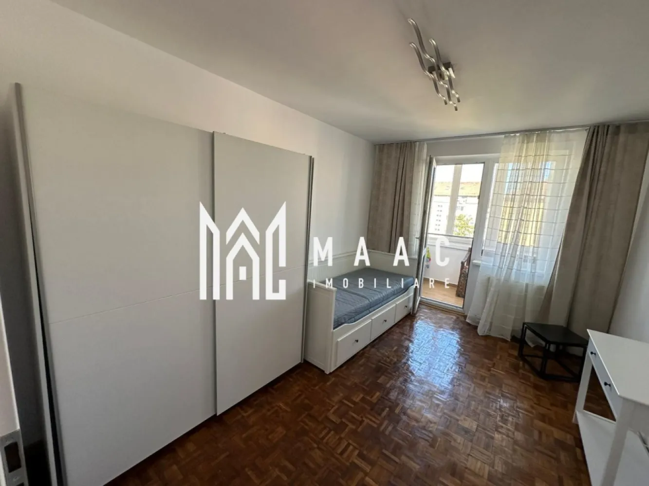 Apartament 2 camere | Renovat | Balcon | PETFRIENDLY | M. Viteazu - MAAC Imobiliare ofera spre inchirierr apartament de 2 camere, nou renovat, complet mobilat si utilat, in zona Mihai Viteazu/Cedonia.

*PETFRIENDLY.

Locuinta este alcatuita din hol, living cu canapea extensibila si Smart TV, dormitor cu saltea noua, bucatarie inchisa cu toate facilitatile, baie spatioasa si moderna cu geam, balcon si 2 debarale. Este situata la etajul 4.

Loc de parcare se gaseste cu usurinta in fata blocului bloc, in siguranta. 

Amplasamentul blocului este unul avantajos, fiind la 15 minute de mers pe jos de centru/ Mall si aproape de magazine/ farmacii. Vecinatatea este una foarte linistita.

Disponibilitate de la 1 Iulie. 

Pentru mai multe detalii precizati telefonic ca ati vazut anuntul cu ID: CP3038313