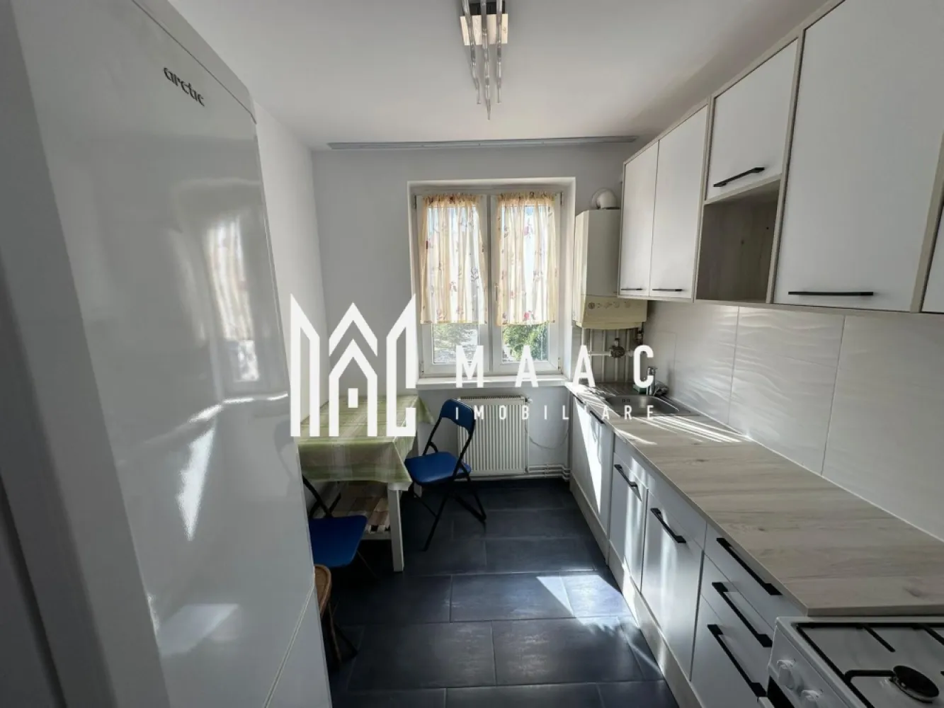 Apartament 2 camere | Renovat | Balcon | PETFRIENDLY | M. Viteazu - MAAC Imobiliare ofera spre inchirierr apartament de 2 camere, nou renovat, complet mobilat si utilat, in zona Mihai Viteazu/Cedonia.

*PETFRIENDLY.

Locuinta este alcatuita din hol, living cu canapea extensibila si Smart TV, dormitor cu saltea noua, bucatarie inchisa cu toate facilitatile, baie spatioasa si moderna cu geam, balcon si 2 debarale. Este situata la etajul 4.

Loc de parcare se gaseste cu usurinta in fata blocului bloc, in siguranta. 

Amplasamentul blocului este unul avantajos, fiind la 15 minute de mers pe jos de centru/ Mall si aproape de magazine/ farmacii. Vecinatatea este una foarte linistita.

Disponibilitate de la 1 Iulie. 

Pentru mai multe detalii precizati telefonic ca ati vazut anuntul cu ID: CP3038313