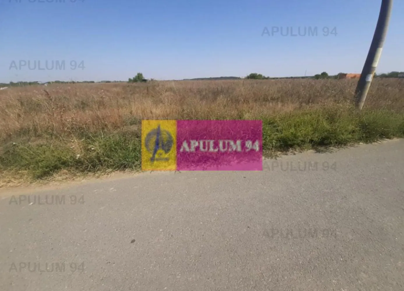 Teren pentru case in 1 Decembrie - Va propun spre cumparare un teren de 1300mp cu front stradal de 11 metri la strada Fagului (strada asfaltata unde avem si gaze si curent electric). Terenul este la 700ml de padure si la 7 minute de mers pe jos de magazinul Lidl din centrul localitatii. Accesul la mijloace de transport este foarte usor, practic la doua strazi de statia de autobuz (418 si 465 ambele cu capat de linie la metrou Eroii Revolutiei - aproximatix 20-25 de minute). Centre comerciale avem afara de Lidl si Mega Image si Profi tot in localitate, la 2 km de teren este raul Arges, se ajunge destul de usor la Comana de aici si spre vama cu Bulgaria, deasemenea oriunde in Bucuresti si in tara deoarece avem in imediata apropiere linia de viteza A0 care are cale de acces in localitatea noastra. Terenul este mare, 1300mp, se poate imparti in doua deoarece are front stradal la ambele capete la strazi care figureaza in acte, strada Fagului este asfaltata si utilata, iluminata stradal si salubrizata iar strada Piersicilor la care avem acces pe latura ce da spre padure nu este inca amenajata, avem drum de pamant dar este practicabil in orice sezon. Documentele sunt la zi si pretul este sub media din zona deoarece se vinde un teren cu acces din strada principala. Pentru detalii si vizionari nu ezitati sa contactati agentul, Daniel, Apulum94.