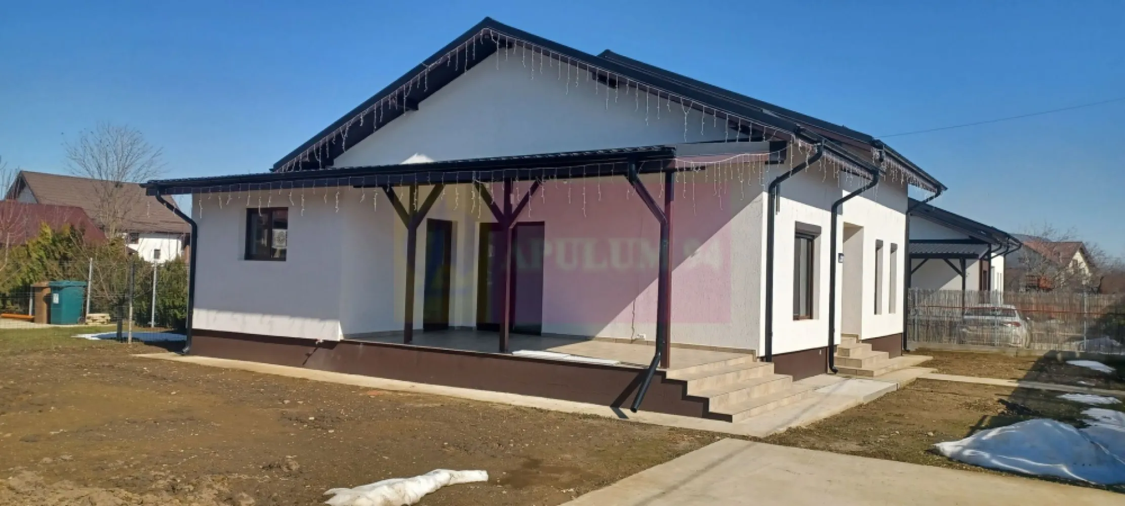 Săbăreni, casă nouă tip parter, cu pod mansardabil - La 12 km de Bucuresti, În partea NV, cu acces prin Chitila, prin Militari sau din A1 si A0, în localitatea Săbăreni, într-o zonă rezidențială nouă, ferită de traficul rutier. Casă din cărămidă, cu structura de rezistență din beton armat, cu placă si peste parter, cu podul înalt, luminos, mansardabil. Casa este alcătuită din 4 camere, bucătărie, 2 băi, dresing, hol, pod mansardabil, terasă acoperită și pivniță. Finisajele interioare: parchetul, gresie, faianța, obiectele sanitare din băi si ușile interioare pot fi alese de cumpărător. Tâmplărie Salamander cu geamuri tripan, țiglă metalică cu grosimea de 0,5. Incălzire în pardoseală în toată casa, centrală termică pe gaze. Curte 450 mp, împrejmuită, cu trotuare, alee pietonală si auto. Termen de finalizare 6 luni. Preț 148.000 EUR. Nu se plătește TVA sau comision.