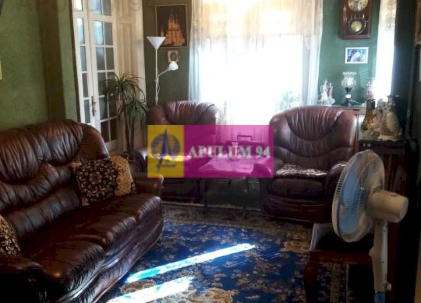 Apartament Elegant in Vilă zona Gradina Botanica-Splaiul Independenței - Vă propun spre cumparare un apartament in zona de centru a Capitalei, dispus pe doua nivele, etaj 1 + mansarda, situat la mică distanță de Gradina Botanică și Palatul Cotroceni.
Finalizat in perioada interbelică, imobilul a schimbat doar o singură dată proprietarul si este bine intreținut. Instalația de gaze, instalația de apa si canalizarea au fost executate de firme avizate și sunt noi, asigurand un confort sporit.
Intregul imobil este dispus pe 4 nivele (Demisol, Parter, Etaj si Mansarda) si compus din doua apartamente. Apartamentul 1 este al familiei care ocupă Demisolul si Parterul iar Apartamentul 2, cel care se vinde, este cel care ocupa Etajul si Mansarda. 
Accesul se face pe intrare separata si toate utilitatile sunt contorizate separat. De la intrarea principala, se urca pe o scara interioara, care apartine (exclusiv) apartamentului 2. Imobilul are 3 căi de acces, o intrare comună situată în partea din spate a casei în apropierea garajului 
(foarte practică atunci când venim de la cumpăraturi deoarece este cea mai apropiată de bucătăria noastră de la etaj) și câte una separată pentru fiecare apartament. Intrările separate sunt deosebite, cu un design primitor și oferă un plus de farmec fiecărui apartament. Beneficiem deci si de o intrare proprie, care ne ofera acces direct atat la etajul 1, cat si la mansarda.
Etajul este de o eleganță aparte și păstrează aerul boem al perioadei interbelice, camerele având o înalțime de peste 3m, elemente decorative si ștucaturi care s-au pastrat foarte bine.
La etajul 1, avem un salon si trei dormitoare, baie, grup sanitar si o bucatarie spatioasa prevăzută cu cămară. La mansarda avem 2 dormitoare cu lucarna fiecare, bucatarie, baie si grup sanitar, dar si 3 camere de pod, care pot fi folosite ca spatii de depozitare. 
Apartamentul poate permite locuirea separata a 2 familii, unul dintre nivele putand constinui o sursa de venit prin inchiriere.
Incalzirea este asigurata de o centrala termica noua (Keston System cu condensare – 30 KW). Apa calda este asigurata de doua centrale Ariston (cate una pe fiecare nivel). Acoperisul a fost schimbat recent, folosindu-se tigla metalica Lindab.
Garajul este proiectat pentru doua masini si este proprietate comuna, in cota de ½. 
Suprafata utila de 174,64 mp include spatiile de la mansarda, spatiile de la etajul 1, garajul si magazia din curte. Suprafata totala construita de 225,74 mp include suplimentar cele 3 camere de pod de la mansarda, balconul de la etajul 1, si cota de ½ din scara de serviciu care este comuna cu apartamentul de la parter.
Apartamentului 2 ii revin 60 mp de teren liber din curte din totalul de 120 mp.
Se vinde practic jumatate din vila frumoasă situată in centrul Capitalei. Imobilul se vinde mobilat si utilat. 
Suntem in zona de centru a Capitalei, la 150 de metri de Podul Cotroceni, in vecinatate aflandus-se Splaiul Independentei, Cladirea Casei Radio, Spitalul Municipal si Carrefour Orhideea.
Avem in proximitate 3 parcuri (Gradina Botanica, Parcul Operei, Parcul Izvor). Metrou avem statia Eroilor la 5 minute mers pe jos iar stație de autobuz si troleibus este la 70m de poarta. Avem in zonă piste de biciclete. 
În apropiere avem mai multe gradinte, școli, licee de prestigiu și mai multe instituții de invațământ superior (Facultatea de Sport, Facultatea de Medicina si Politehnica). 
 Vă aștept cu drag să faceți cunoștință cu noul dumneavoastră cămin. Daniel, Apulum94.