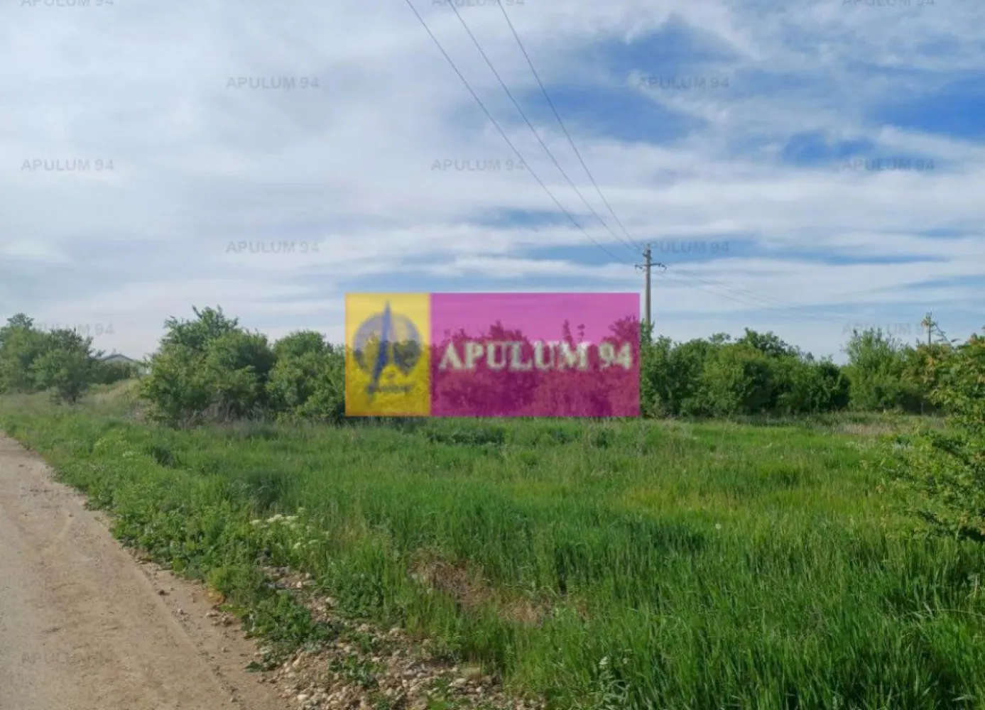 Teren 1400 mp, intravilan construibil, în Joița - Teren intravilan construibil în comuna Joița, la 11 km de Soseaua de Centură si 4-5 km de Autostrada Bucuresti - Pitesti. Suprafata terenului este de 1400 mp si are o deschidere de 15 m, la un drum, asfaltat, puțin circulat: strada Câmpiei. Reteaua de curent electric este lângă teren iar cea de gaze în apropiere. Preț 42.000 EUR. Comision 0.