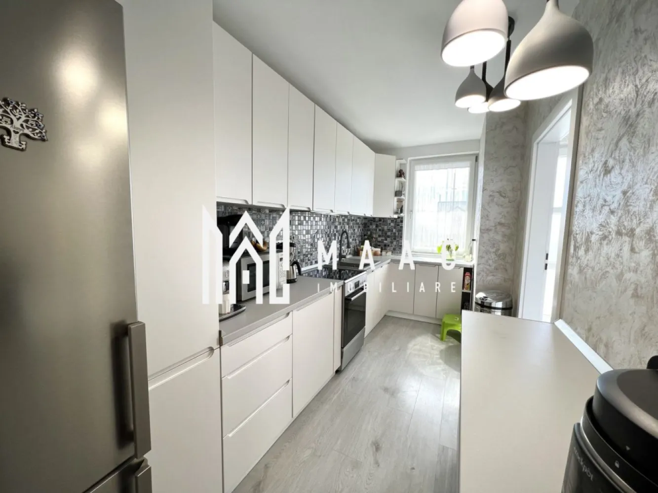 Casa insiruita I 4 camere I Cristian - MAAC Imobiliare va propune spre vanzare o casa amplasata in zona intrarii in localitatea Cristian. Locuinta are o suprafata utila de 119 mp compartimentata astfel: - parter: living, bucatarie, baie, camera tehnica; - etaj 1: 2 dormitoare, hol, baie, balcon-9mp - etaj 2: dormitor, baie, terasa-23mp Proprietatea are curte-cca 80 mp si doua locuri de parcare. Se vinde mobilata si utilata. Pentru mai multe detalii precizati telefonic ca ati vazut anuntul cu ID: CP2861297 }}