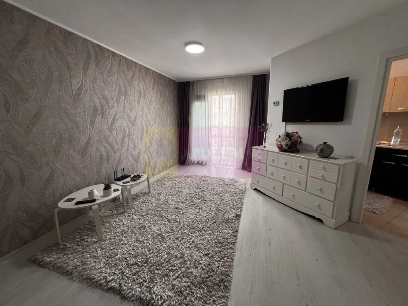 Garsoniera Doamna Ghica Planorama - Agentia Imobiliara Apulum 94, va prezinta spre vanzare
Garsonieră în complexul Planorama , etaj 14/16, decomandată 38mp . 

-Garsonieră dispune și de balcon ,puține garsoniere din bloc au balcon și sunt mult mai mici cele care nu au.

-Se vinde cu tot cu mobila si electrocasnice.

-Centrală proprie. 

-Stație de autobuz în fața blocului.

-Vis a vis este grădinița .

-În imediata apropiere avem Lidl și alte multe magazine .

-Piața obor la 10-15 min de mers pe jos.