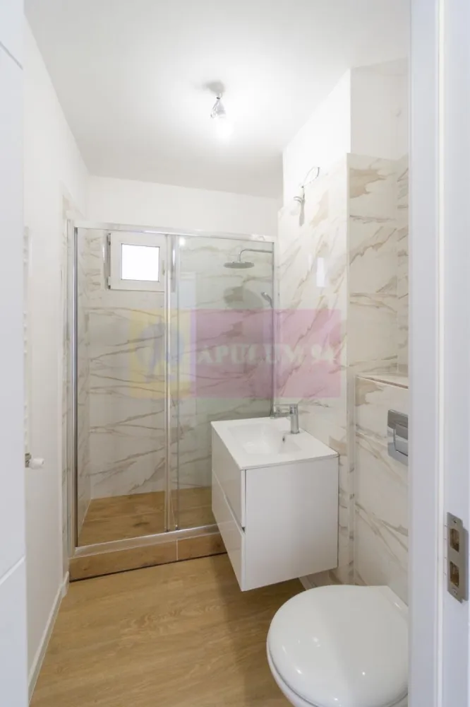 Apartament 2 camere Campia Libertatii - Agentia Imobiliara Apulum 94 va propune spre vanzare
 Apartament 2 camere | 50 mp | renovare integrală 2026 | Câmpia Libertății lângă IOR

Un spațiu gândit pentru confort modern, într-o zonă consacrată

Situat într-un imobil solid construit în 1974, acest apartament de 2 camere, cu o suprafață de 50 mp, a fost complet renovat în 2026, pentru a răspunde standardelor actuale de locuire.

Design & finisaje

* Renovare integrală, cu înlocuirea tuturor instalațiilor
* Parchet SPC – estetic, durabil, ușor de întreținut
* Finisaje moderne, în tonuri echilibrate
* Balcon spațios, ideal pentru relaxare sau zonă de lucru

Lumina naturală este un element definitoriu, datorită orientării Sud-Vest, oferind un ambient cald pe tot parcursul zilei.

Confort tehnic

* Centrală termică proprie
* Aer condiționat
* Instalații noi, optimizate pentru eficiență și siguranță

 Localizare
Poziționat în zona Câmpia Libertății, apartamentul beneficiază de proximitatea unor repere importante:

* Parcul IOR – spațiu verde emblematic
* Mall ParkLake
* Acces rapid către zona Dristor (metrou)
* În apropiere de Școala Leonardo Da Vinci