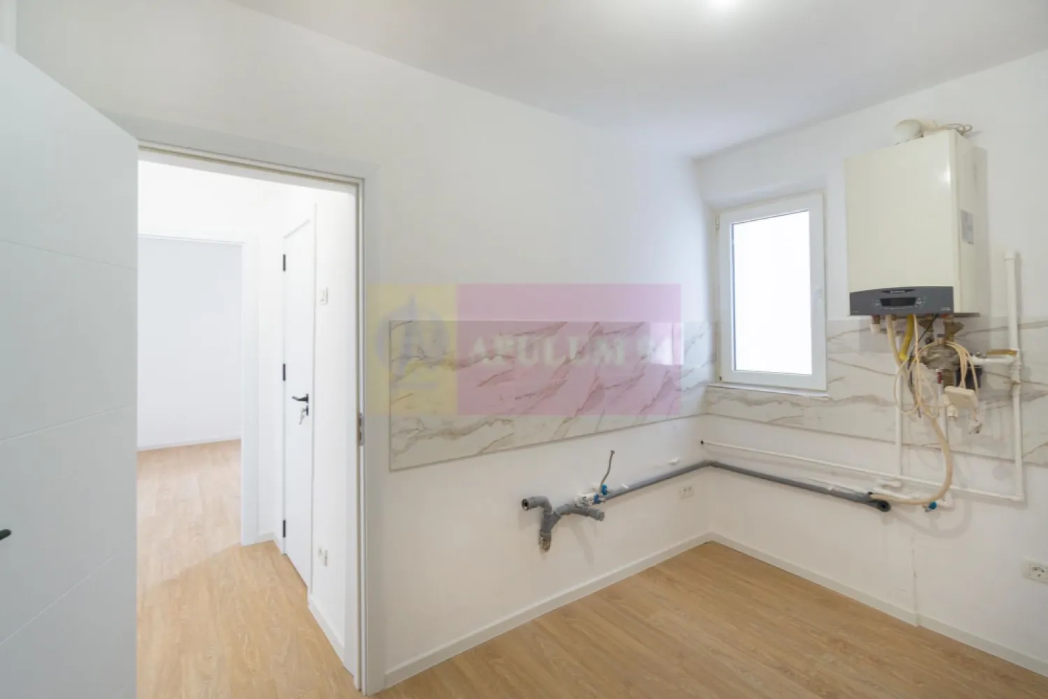 Apartament 2 camere Campia Libertatii - Agentia Imobiliara Apulum 94 va propune spre vanzare
 Apartament 2 camere | 50 mp | renovare integrală 2026 | Câmpia Libertății lângă IOR

Un spațiu gândit pentru confort modern, într-o zonă consacrată

Situat într-un imobil solid construit în 1974, acest apartament de 2 camere, cu o suprafață de 50 mp, a fost complet renovat în 2026, pentru a răspunde standardelor actuale de locuire.

Design & finisaje

* Renovare integrală, cu înlocuirea tuturor instalațiilor
* Parchet SPC – estetic, durabil, ușor de întreținut
* Finisaje moderne, în tonuri echilibrate
* Balcon spațios, ideal pentru relaxare sau zonă de lucru

Lumina naturală este un element definitoriu, datorită orientării Sud-Vest, oferind un ambient cald pe tot parcursul zilei.

Confort tehnic

* Centrală termică proprie
* Aer condiționat
* Instalații noi, optimizate pentru eficiență și siguranță

 Localizare
Poziționat în zona Câmpia Libertății, apartamentul beneficiază de proximitatea unor repere importante:

* Parcul IOR – spațiu verde emblematic
* Mall ParkLake
* Acces rapid către zona Dristor (metrou)
* În apropiere de Școala Leonardo Da Vinci