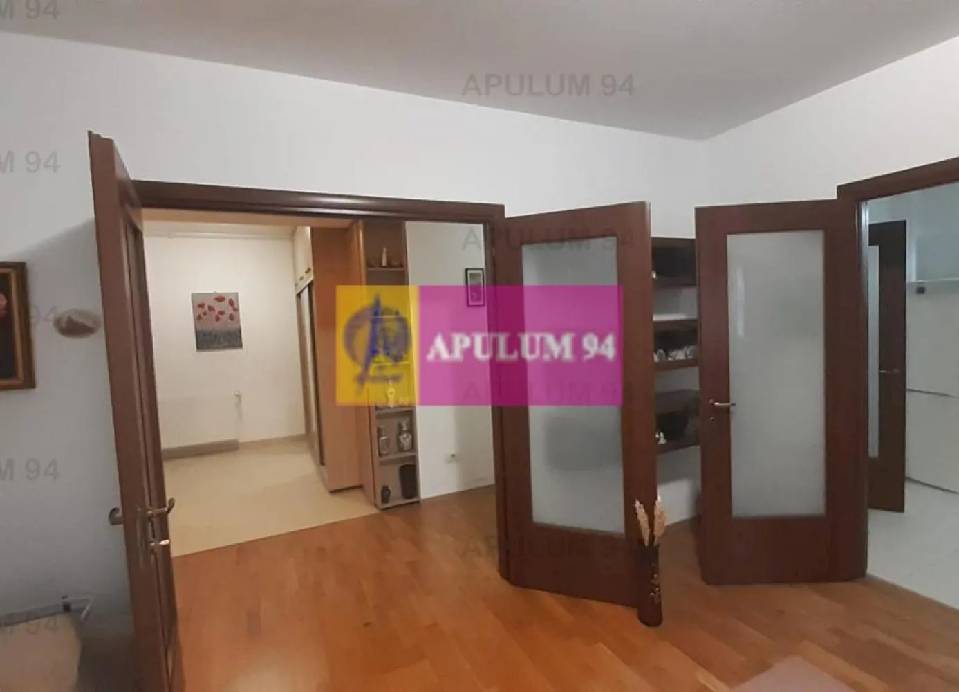 Apartament Superb Băneasa - Ion Ionescu de la Brad - Vă propun spre cumpărare un frumos apartament situat în București, Sectorul 1, într-un imobil solid tip boutique cu 5 etaje. Apartamentul se află la etajul 1 al blocului și are o compartimentare frumoasă. Suprafața utilă este de 120 mp și beneficiază și de un balcon tip terasă de aproximativ 15 mp. Apartamentul se predă mobilat și utilat și documentele sunt la zi. Blocul este foarte bine construit, avem un lift de 6 persoane și spațiile comune sunt generoase ca suprafață. Apartamentul dispune de un loc de parcare suprateran parțial ferit de precipitații. Finisajele apartamentului sunt premium, avem ușă de la intrare de import Italia, ușă blindată cu reglajul foarte bine efectuat. Apartamentul beneficiază de videointerfon. Instalațiile electrice și sanitare sunt foarte bine executate și de calitate foarte bună. Livingul are o suprafață de 30mp, este foarte spațios, beneficiază de un aparat de aer condiționat de putere și se predă mobilat complet, alături de living avem bucătăria, o bucătărie spațioasă și bine echipată (frigider, aragaz, mașină de spălat vase, hotă, cuptor), tot aici la bucătărie avem și centrala termică prin condensare de la Buderus. Grupul sanitar de serviciu are suprafața de aproape 10mp și este o baie în toată regula cu cadă, vas wc, bideu și mașină de spălat rufe. Dormitoarele sunt mari, avem un dormitor de 20 mp și unul de 16mp, cel mai mic beneficiază de baie proprie (prevăzută cu cabină de duș dar și cu o cadă de colț), deasemenea acest dormitor oferă accesul și la balconul tip terasă, terasă închisă în termopan (tâmplărie Salamander). Apartamentul nu prezintă modificări și se poate achiziționa și prin credit ipotecar, în acest sens agenția noastră vă poate asigura tot suportul. Pentru mai multe detalii și programarea de vizionări nu ezitați să mă conatactați, Daniel, Apulum94. Facilităm și achiziționarea prin credit ipotecar prin intermediul partenerilor, agenția imobiliară percepe un comision de 3% din prețul de tranzacționare și la vizionare se semnează contract de prestări servicii.