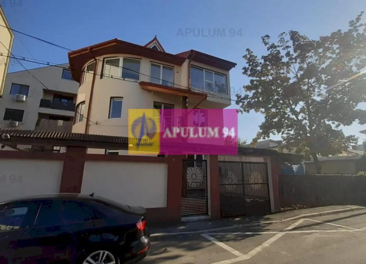 Casă-Vilă Brâncoveanu-Secuilor - Vă propun spre cumpărare o vilă frumoasă situată pe o stradă liniștită din spatele Spitalului de Copiii Marie Curie în apropiere de Bulevardul Brâncoveanu cu acces facil din strada Secuilor - Mega image. Este situată într-o zonă frumoasă de case-vile ferită de traficul de pe arterele circulate intens. Imobilul este construit relativ recent, acum aproximativ 20 ani, are un design deosebit și o compartimentare plăcută. Casa beneficiază de o curte mică pavată și la subsol avem un loc de parcare, deasemenea în fața casei se mai pot parca alte două mașini. La parter avem un salon din care se poate accesa zona de dinning și bucătăria. La etaj avem trei dormitoare și un grup sanitar iar la etajul 2 avem alte două dormitoare deservite de un grup sanitar. Deasupra etajului 2 avem un pod mansardabil care poate mări suprafața pentru depozitare sau poate avea o altă destinație. Pe certificatul de urbanism regim de înălțime este de P+3+M. Acoperișul este bine făcut și imobilul este foarte solid cu o structură de rezistență foarte bine realizată care permite în caz de necesitate posibilitatea unor recopartimentări. Metroul este la o distanță de 4-5 minute cu mașina sau 12-13 minute mers pe jos lejer, la fel și Parcul Tineretului/Orășelul Copiilor. Casa mai necesită anumite investiții însă nu la valori mari, sunt aspecte care se pot îmbunătăți ca la orice casă. Prețul afișat este mai accesibil tocmai în ideea de a oferi noului proprietar posibilitatea de a investi cât consideră în imobil ajungând și după investi. Proprietarul este deschis și la variante la schimb, ideal un teren sectorul 3 dar se poate și variante de apartament plus diferență în bani. Pentru mai multe detalii și programarea de vizionări nu ezitați să mă conatactați, Daniel, Apulum94. Facilităm și achiziționarea prin credit ipotecar prin intermediul partenerilor, agenția imobiliară percepe un comision de 3% din prețul de tranzacționare și la vizionare se semnează contract de prestări servicii.