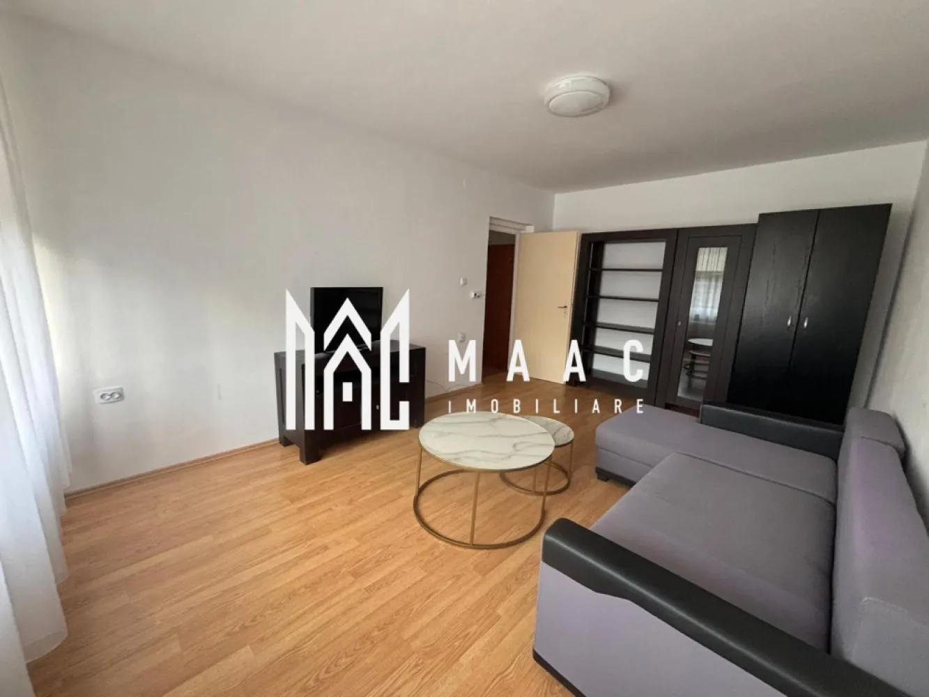 Apartament 3 Camere | 2 bai | Zona centrala - Maac Imobiliare propune spre inchiriere– Apartament 3 camere, spațios și complet utilat, în zona 0 a Sibiului! Zonă liniștită de case, la doar 5 minute de mers pe jos de bulevardul Nicolae Bălcescu și aproape de parc. Detalii apartament: 3 camere mari, decomandate 2 băi Parter – acces facil, ideal pentru toate vârstele Luminos și spațios Complet mobilat și utilat Gata de mutare imediată Ideal pentru cei care caută confort, liniște și acces rapid la toate punctele de interes din centrul orașului. Pentru mai multe detalii va rugam specificati telefonic ID: CP2725514 }}