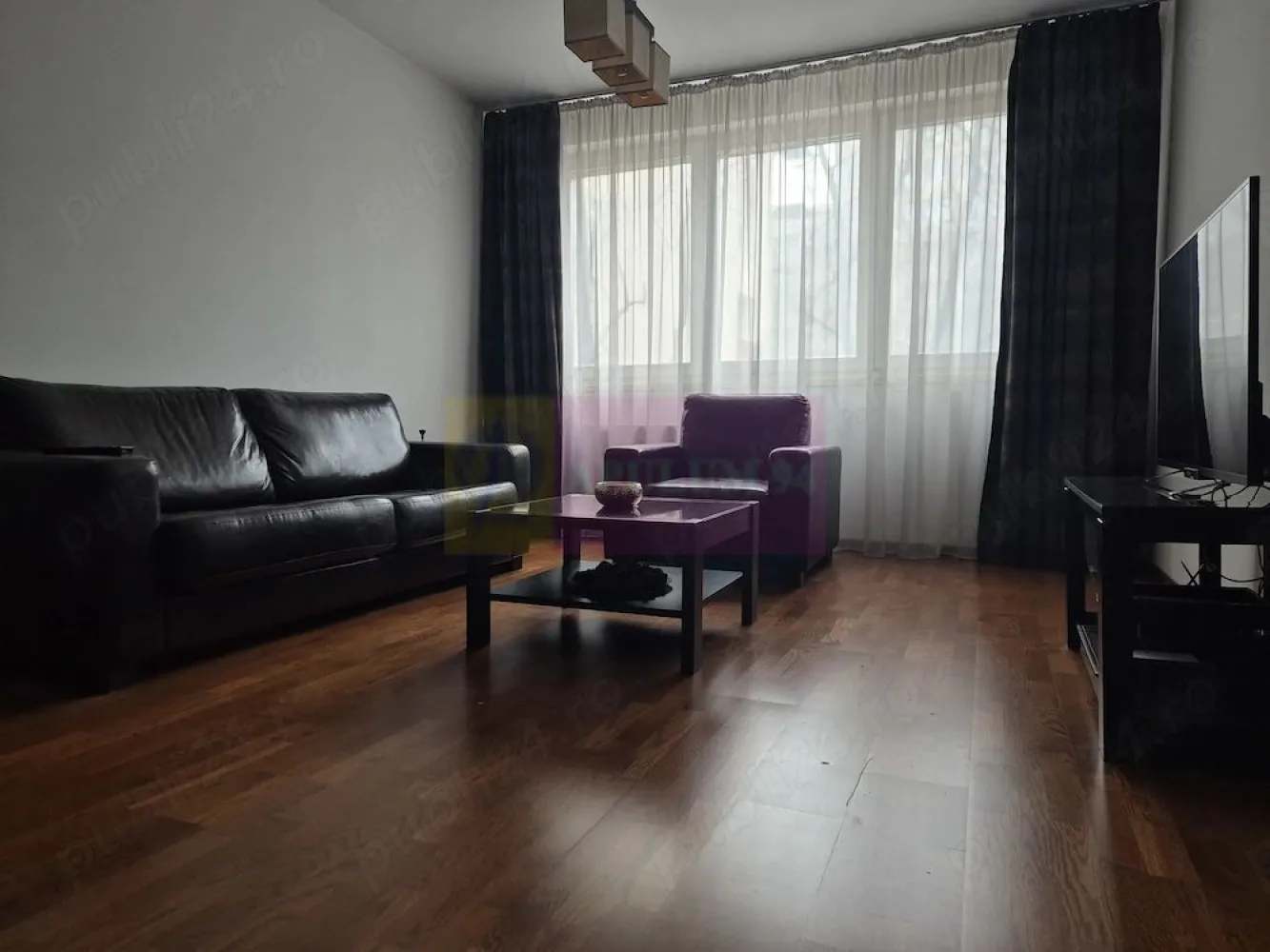 Apartament 2 camere, zona Sos. Oltenitei, la Pta Sudului - Agentia Imobiliara Apulum 94, va prezinta spre vanzare
Apartament 2 camere, cu suprafata utila de 48.33mp, situat la etajul 1 intr-un bloc cu 9 etaje. Locuinta beneficiaza de incalzire centralizata insa are tras racord gaz separat (contor propriu) daca se doreste instalare centrala termica individuala. 

Cu exceptia balconului (care este inchis cu tamplarie termopan), apartamentul a fost renovat acum 5ani, fiind amenajat cu gresie faianta (baie, hol, bucatarie), si parchet triplu-stratificat (dormitor, sufragerie). Deasemeni, au fost schimbate usile interioare, mobilierul de bucatarie baie, prizele intrerupatoarele si corpurile de iluminat. Tamplaria exterioara este de tip termopan iar usa de la intrare este metalica cu un grad sporit de securitate. Tot pentru sporirea securitatii, scara blocului este supravegheata video permanent. 

Locuința se vinde utilata (frigider, masina de spalat, plita, hota, cuptor) si mobilata (bucatarie, baie, dormitor, sufragerie), asa cum se poate vedea in poze, permitand mutarea imediata pentru viitorul proprietar. 

Pretul de vanzare este de 97000 EUR, incluzand toate cele de mai sus.

Locatia imobilului este pe Sos. Oltenitei, la 5 minute de Sun Plaza, aproape de multiple puncte de interes:

 statii de metrou (Brancoveanu, Piata Sudului) și autobuz tramvai in imediata apropiere pentru acces rapid în oras;
 scoli si gradinite in apropiere (Scoala Gimnaziala 120 Martisor, Scoala Gimnaziala 190, Gradinita Martisor, Gradinita "Pisicile Aristocrate", Liceul European Bilingv, Institutul de Studii pentru Ordine Publica, Palatul National al Copiilor);
 parcuri si locatii culturale (Parcul Tineretului, Parcul Natural Vacaresti, Casa Memoriala "Tudor Arghezi", Biserica "Martisor");
 centre comerciale (Sun Plaza, Grand Arena, BIG Berceni, Piata Sudului);
 spitale si clinici (Spitalul pentru Copii Maria Sk odowska Curie , Centrul de Recuperare pentru Copii "Robanescu - Padure", Spitalul Universitar de Urgenta - Clinica de Stomatologie, Spitalul Clinic de Urgenta "Bagdasar", Hyperclinica MedLife Berceni, Policlinica Regina Maria)
 locuri de relaxare și divertisment in zona inconjuratoare (Oraselul Copiilor, Strandul Vacaresti, Sala Polivalenta);
Blocul este incadrat in grad II de risc.
Asiguram consiliere in vederea obtinerii creditului imobiliara si incheierii acteleor notariale.
