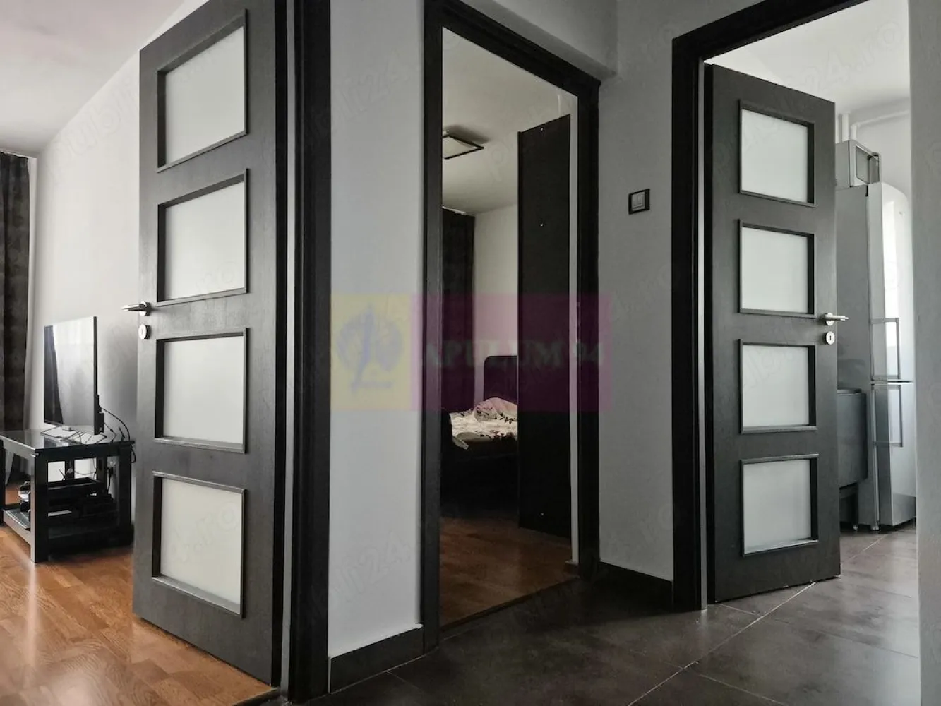 Apartament 2 camere, zona Sos. Oltenitei, la Pta Sudului - Agentia Imobiliara Apulum 94, va prezinta spre vanzare
Apartament 2 camere, cu suprafata utila de 48.33mp, situat la etajul 1 intr-un bloc cu 9 etaje. Locuinta beneficiaza de incalzire centralizata insa are tras racord gaz separat (contor propriu) daca se doreste instalare centrala termica individuala. 

Cu exceptia balconului (care este inchis cu tamplarie termopan), apartamentul a fost renovat acum 5ani, fiind amenajat cu gresie faianta (baie, hol, bucatarie), si parchet triplu-stratificat (dormitor, sufragerie). Deasemeni, au fost schimbate usile interioare, mobilierul de bucatarie baie, prizele intrerupatoarele si corpurile de iluminat. Tamplaria exterioara este de tip termopan iar usa de la intrare este metalica cu un grad sporit de securitate. Tot pentru sporirea securitatii, scara blocului este supravegheata video permanent. 

Locuința se vinde utilata (frigider, masina de spalat, plita, hota, cuptor) si mobilata (bucatarie, baie, dormitor, sufragerie), asa cum se poate vedea in poze, permitand mutarea imediata pentru viitorul proprietar. 

Pretul de vanzare este de 97000 EUR, incluzand toate cele de mai sus.

Locatia imobilului este pe Sos. Oltenitei, la 5 minute de Sun Plaza, aproape de multiple puncte de interes:

 statii de metrou (Brancoveanu, Piata Sudului) și autobuz tramvai in imediata apropiere pentru acces rapid în oras;
 scoli si gradinite in apropiere (Scoala Gimnaziala 120 Martisor, Scoala Gimnaziala 190, Gradinita Martisor, Gradinita "Pisicile Aristocrate", Liceul European Bilingv, Institutul de Studii pentru Ordine Publica, Palatul National al Copiilor);
 parcuri si locatii culturale (Parcul Tineretului, Parcul Natural Vacaresti, Casa Memoriala "Tudor Arghezi", Biserica "Martisor");
 centre comerciale (Sun Plaza, Grand Arena, BIG Berceni, Piata Sudului);
 spitale si clinici (Spitalul pentru Copii Maria Sk odowska Curie , Centrul de Recuperare pentru Copii "Robanescu - Padure", Spitalul Universitar de Urgenta - Clinica de Stomatologie, Spitalul Clinic de Urgenta "Bagdasar", Hyperclinica MedLife Berceni, Policlinica Regina Maria)
 locuri de relaxare și divertisment in zona inconjuratoare (Oraselul Copiilor, Strandul Vacaresti, Sala Polivalenta);
Blocul este incadrat in grad II de risc.
Asiguram consiliere in vederea obtinerii creditului imobiliara si incheierii acteleor notariale.