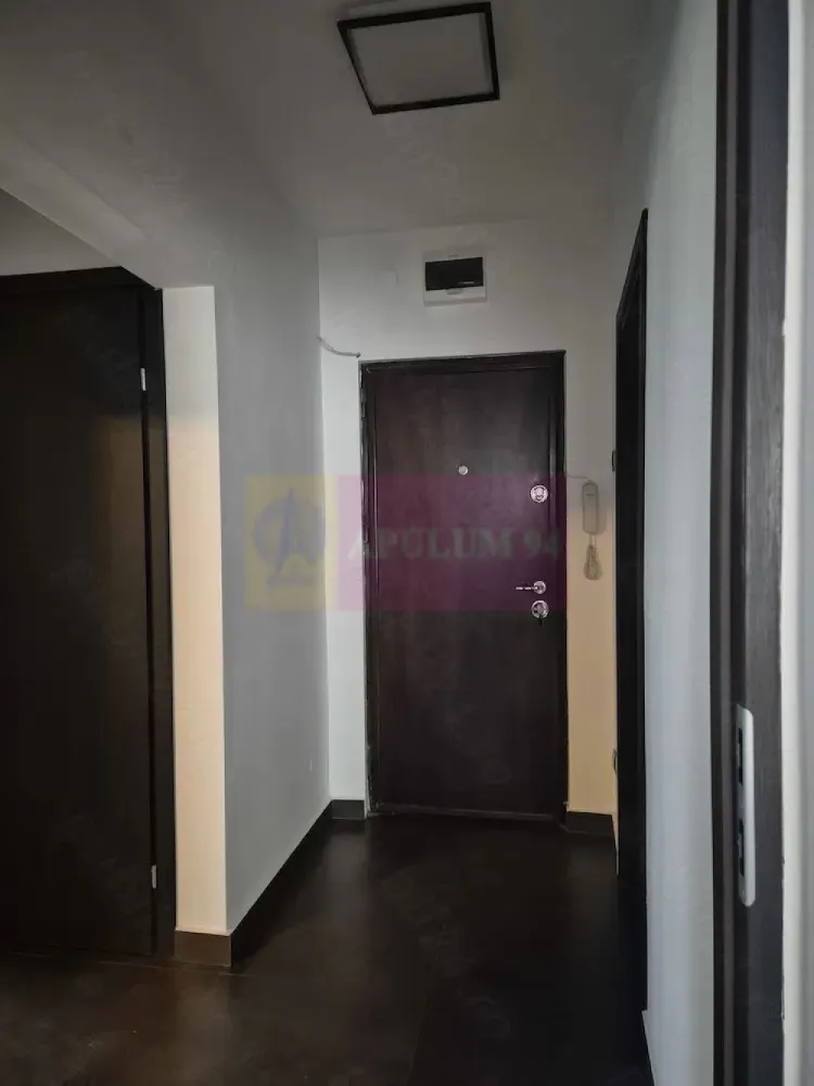 Apartament 2 camere, zona Sos. Oltenitei, la Pta Sudului - Agentia Imobiliara Apulum 94, va prezinta spre vanzare
Apartament 2 camere, cu suprafata utila de 48.33mp, situat la etajul 1 intr-un bloc cu 9 etaje. Locuinta beneficiaza de incalzire centralizata insa are tras racord gaz separat (contor propriu) daca se doreste instalare centrala termica individuala. 

Cu exceptia balconului (care este inchis cu tamplarie termopan), apartamentul a fost renovat acum 5ani, fiind amenajat cu gresie faianta (baie, hol, bucatarie), si parchet triplu-stratificat (dormitor, sufragerie). Deasemeni, au fost schimbate usile interioare, mobilierul de bucatarie baie, prizele intrerupatoarele si corpurile de iluminat. Tamplaria exterioara este de tip termopan iar usa de la intrare este metalica cu un grad sporit de securitate. Tot pentru sporirea securitatii, scara blocului este supravegheata video permanent. 

Locuința se vinde utilata (frigider, masina de spalat, plita, hota, cuptor) si mobilata (bucatarie, baie, dormitor, sufragerie), asa cum se poate vedea in poze, permitand mutarea imediata pentru viitorul proprietar. 

Pretul de vanzare este de 97000 EUR, incluzand toate cele de mai sus.

Locatia imobilului este pe Sos. Oltenitei, la 5 minute de Sun Plaza, aproape de multiple puncte de interes:

 statii de metrou (Brancoveanu, Piata Sudului) și autobuz tramvai in imediata apropiere pentru acces rapid în oras;
 scoli si gradinite in apropiere (Scoala Gimnaziala 120 Martisor, Scoala Gimnaziala 190, Gradinita Martisor, Gradinita "Pisicile Aristocrate", Liceul European Bilingv, Institutul de Studii pentru Ordine Publica, Palatul National al Copiilor);
 parcuri si locatii culturale (Parcul Tineretului, Parcul Natural Vacaresti, Casa Memoriala "Tudor Arghezi", Biserica "Martisor");
 centre comerciale (Sun Plaza, Grand Arena, BIG Berceni, Piata Sudului);
 spitale si clinici (Spitalul pentru Copii Maria Sk odowska Curie , Centrul de Recuperare pentru Copii "Robanescu - Padure", Spitalul Universitar de Urgenta - Clinica de Stomatologie, Spitalul Clinic de Urgenta "Bagdasar", Hyperclinica MedLife Berceni, Policlinica Regina Maria)
 locuri de relaxare și divertisment in zona inconjuratoare (Oraselul Copiilor, Strandul Vacaresti, Sala Polivalenta);
Blocul este incadrat in grad II de risc.
Asiguram consiliere in vederea obtinerii creditului imobiliara si incheierii acteleor notariale.