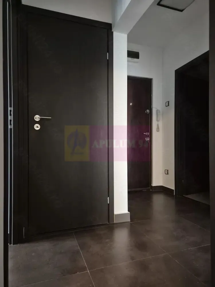 Apartament 2 camere, zona Sos. Oltenitei, la Pta Sudului - Agentia Imobiliara Apulum 94, va prezinta spre vanzare
Apartament 2 camere, cu suprafata utila de 48.33mp, situat la etajul 1 intr-un bloc cu 9 etaje. Locuinta beneficiaza de incalzire centralizata insa are tras racord gaz separat (contor propriu) daca se doreste instalare centrala termica individuala. 

Cu exceptia balconului (care este inchis cu tamplarie termopan), apartamentul a fost renovat acum 5ani, fiind amenajat cu gresie faianta (baie, hol, bucatarie), si parchet triplu-stratificat (dormitor, sufragerie). Deasemeni, au fost schimbate usile interioare, mobilierul de bucatarie baie, prizele intrerupatoarele si corpurile de iluminat. Tamplaria exterioara este de tip termopan iar usa de la intrare este metalica cu un grad sporit de securitate. Tot pentru sporirea securitatii, scara blocului este supravegheata video permanent. 

Locuința se vinde utilata (frigider, masina de spalat, plita, hota, cuptor) si mobilata (bucatarie, baie, dormitor, sufragerie), asa cum se poate vedea in poze, permitand mutarea imediata pentru viitorul proprietar. 

Pretul de vanzare este de 97000 EUR, incluzand toate cele de mai sus.

Locatia imobilului este pe Sos. Oltenitei, la 5 minute de Sun Plaza, aproape de multiple puncte de interes:

 statii de metrou (Brancoveanu, Piata Sudului) și autobuz tramvai in imediata apropiere pentru acces rapid în oras;
 scoli si gradinite in apropiere (Scoala Gimnaziala 120 Martisor, Scoala Gimnaziala 190, Gradinita Martisor, Gradinita "Pisicile Aristocrate", Liceul European Bilingv, Institutul de Studii pentru Ordine Publica, Palatul National al Copiilor);
 parcuri si locatii culturale (Parcul Tineretului, Parcul Natural Vacaresti, Casa Memoriala "Tudor Arghezi", Biserica "Martisor");
 centre comerciale (Sun Plaza, Grand Arena, BIG Berceni, Piata Sudului);
 spitale si clinici (Spitalul pentru Copii Maria Sk odowska Curie , Centrul de Recuperare pentru Copii "Robanescu - Padure", Spitalul Universitar de Urgenta - Clinica de Stomatologie, Spitalul Clinic de Urgenta "Bagdasar", Hyperclinica MedLife Berceni, Policlinica Regina Maria)
 locuri de relaxare și divertisment in zona inconjuratoare (Oraselul Copiilor, Strandul Vacaresti, Sala Polivalenta);
Blocul este incadrat in grad II de risc.
Asiguram consiliere in vederea obtinerii creditului imobiliara si incheierii acteleor notariale.
