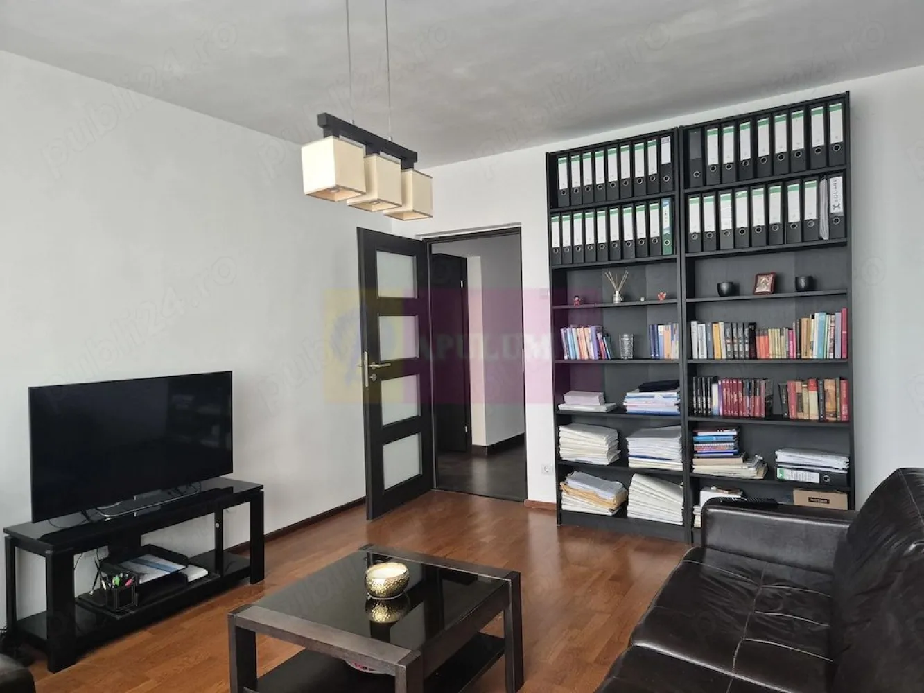 Apartament 2 camere, zona Sos. Oltenitei, la Pta Sudului - Agentia Imobiliara Apulum 94, va prezinta spre vanzare
Apartament 2 camere, cu suprafata utila de 48.33mp, situat la etajul 1 intr-un bloc cu 9 etaje. Locuinta beneficiaza de incalzire centralizata insa are tras racord gaz separat (contor propriu) daca se doreste instalare centrala termica individuala. 

Cu exceptia balconului (care este inchis cu tamplarie termopan), apartamentul a fost renovat acum 5ani, fiind amenajat cu gresie faianta (baie, hol, bucatarie), si parchet triplu-stratificat (dormitor, sufragerie). Deasemeni, au fost schimbate usile interioare, mobilierul de bucatarie baie, prizele intrerupatoarele si corpurile de iluminat. Tamplaria exterioara este de tip termopan iar usa de la intrare este metalica cu un grad sporit de securitate. Tot pentru sporirea securitatii, scara blocului este supravegheata video permanent. 

Locuința se vinde utilata (frigider, masina de spalat, plita, hota, cuptor) si mobilata (bucatarie, baie, dormitor, sufragerie), asa cum se poate vedea in poze, permitand mutarea imediata pentru viitorul proprietar. 

Pretul de vanzare este de 97000 EUR, incluzand toate cele de mai sus.

Locatia imobilului este pe Sos. Oltenitei, la 5 minute de Sun Plaza, aproape de multiple puncte de interes:

 statii de metrou (Brancoveanu, Piata Sudului) și autobuz tramvai in imediata apropiere pentru acces rapid în oras;
 scoli si gradinite in apropiere (Scoala Gimnaziala 120 Martisor, Scoala Gimnaziala 190, Gradinita Martisor, Gradinita "Pisicile Aristocrate", Liceul European Bilingv, Institutul de Studii pentru Ordine Publica, Palatul National al Copiilor);
 parcuri si locatii culturale (Parcul Tineretului, Parcul Natural Vacaresti, Casa Memoriala "Tudor Arghezi", Biserica "Martisor");
 centre comerciale (Sun Plaza, Grand Arena, BIG Berceni, Piata Sudului);
 spitale si clinici (Spitalul pentru Copii Maria Sk odowska Curie , Centrul de Recuperare pentru Copii "Robanescu - Padure", Spitalul Universitar de Urgenta - Clinica de Stomatologie, Spitalul Clinic de Urgenta "Bagdasar", Hyperclinica MedLife Berceni, Policlinica Regina Maria)
 locuri de relaxare și divertisment in zona inconjuratoare (Oraselul Copiilor, Strandul Vacaresti, Sala Polivalenta);
Blocul este incadrat in grad II de risc.
Asiguram consiliere in vederea obtinerii creditului imobiliara si incheierii acteleor notariale.