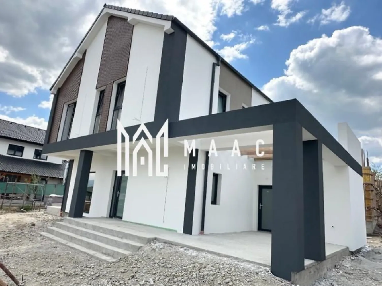 Casa individuală | 4 Camere | 130 MPU | Arhitectilor - MAAC Imobiliare vă propune spre vânzare o casă individuală modernă situată în Cartierul Arhitecților, într-o zonă liniștită și apreciată pentru accesibilitate, intimitate și priveliștea panoramică spre natură și Munții Făgăraș. Proprietatea se remarcă prin compartimentarea eficientă, suprafețele generoase și dotările moderne, fiind alegerea ideală pentru o familie care își dorește confort, funcționalitate și un ambient relaxant aproape de oraș.

Imobilul are o suprafață utilă de 130 mp și este amplasat pe un teren de 360 mp, beneficiind de curte amenajată și spații exterioare generoase. Casa este construită cu atenție la detalii și dispune de finisaje și dotări care asigură un nivel ridicat de confort pentru viitorii proprietari.

Compartimentarea este realizată astfel:

Parter:
-living spațios cu loc de luat masa
-bucătărie
-baie
-debara
-cameră tehnică
-terasă
-carport

Etaj:
-3 dormitoare
-2 băi
-dressing
-balcon
-pod generos pentru depozitare și posibilitate de amenajare pentru locuit

Printre avantajele proprietății se regăsesc:
-priveliște panoramică spre natură și Munții Făgăraș
-zonă liniștită și accesibilă
-pod înalt pentru depozitare, cu aproximativ 3 m înălțime pe mijloc
-placă de beton peste etaj
-pompă de căldură inclusă
-încălzire în pardoseală la parter și etaj
-ferestre PVC Salamander cu 3 foi de sticlă
-instalație electrică completă
-instalație sanitară completă
-apă și canalizare
-șapă turnată
-pereți finisați cu tencuială, tinci și un strat de lavabil alb
-terasă generoasă de 18,75 mp
-carport/terasă de 28,46 mp
-curte liberă amenajată de aproximativ 180 mp
-termosistem și tencuială decorativă
-pavaj exterior
-gard împrejmuitor
-poartă auto
-portiță pietonală

Imobilul se predă la stadiul de alb, oferind viitorilor proprietari posibilitatea amenajării și personalizării spațiului după propriile preferințe.

Pentru mai multe detalii sau pentru programarea unei vizionări, vă rugăm să ne contactați specificând CP3087287.
