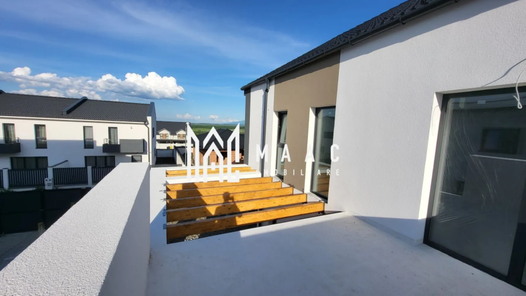 Casa individuală | 4 Camere | 130 MPU | Arhitectilor - MAAC Imobiliare vă propune spre vânzare o casă individuală modernă situată în Cartierul Arhitecților, într-o zonă liniștită și apreciată pentru accesibilitate, intimitate și priveliștea panoramică spre natură și Munții Făgăraș. Proprietatea se remarcă prin compartimentarea eficientă, suprafețele generoase și dotările moderne, fiind alegerea ideală pentru o familie care își dorește confort, funcționalitate și un ambient relaxant aproape de oraș.

Imobilul are o suprafață utilă de 130 mp și este amplasat pe un teren de 360 mp, beneficiind de curte amenajată și spații exterioare generoase. Casa este construită cu atenție la detalii și dispune de finisaje și dotări care asigură un nivel ridicat de confort pentru viitorii proprietari.

Compartimentarea este realizată astfel:

Parter:
-living spațios cu loc de luat masa
-bucătărie
-baie
-debara
-cameră tehnică
-terasă
-carport

Etaj:
-3 dormitoare
-2 băi
-dressing
-balcon
-pod generos pentru depozitare și posibilitate de amenajare pentru locuit

Printre avantajele proprietății se regăsesc:
-priveliște panoramică spre natură și Munții Făgăraș
-zonă liniștită și accesibilă
-pod înalt pentru depozitare, cu aproximativ 3 m înălțime pe mijloc
-placă de beton peste etaj
-pompă de căldură inclusă
-încălzire în pardoseală la parter și etaj
-ferestre PVC Salamander cu 3 foi de sticlă
-instalație electrică completă
-instalație sanitară completă
-apă și canalizare
-șapă turnată
-pereți finisați cu tencuială, tinci și un strat de lavabil alb
-terasă generoasă de 18,75 mp
-carport/terasă de 28,46 mp
-curte liberă amenajată de aproximativ 180 mp
-termosistem și tencuială decorativă
-pavaj exterior
-gard împrejmuitor
-poartă auto
-portiță pietonală

Imobilul se predă la stadiul de alb, oferind viitorilor proprietari posibilitatea amenajării și personalizării spațiului după propriile preferințe.

Pentru mai multe detalii sau pentru programarea unei vizionări, vă rugăm să ne contactați specificând CP3087287.