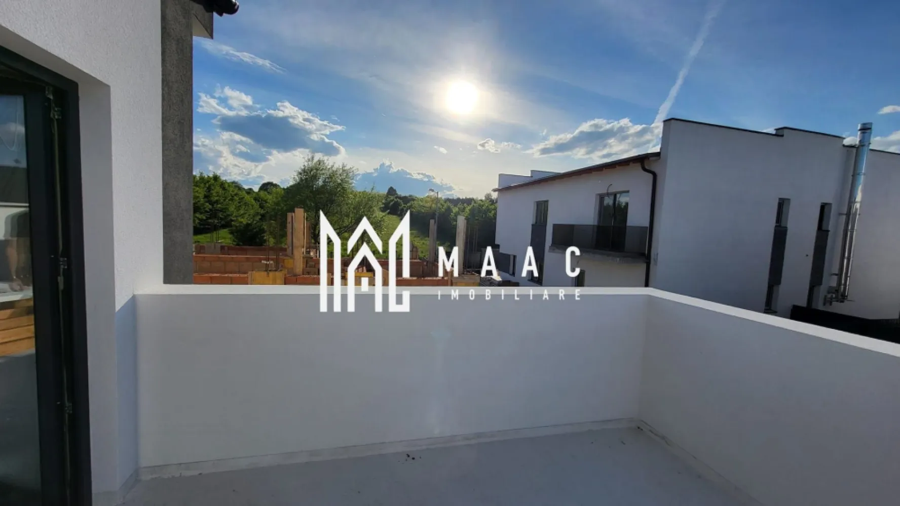 Casa individuală | 4 Camere | 130 MPU | Arhitectilor - MAAC Imobiliare vă propune spre vânzare o casă individuală modernă situată în Cartierul Arhitecților, într-o zonă liniștită și apreciată pentru accesibilitate, intimitate și priveliștea panoramică spre natură și Munții Făgăraș. Proprietatea se remarcă prin compartimentarea eficientă, suprafețele generoase și dotările moderne, fiind alegerea ideală pentru o familie care își dorește confort, funcționalitate și un ambient relaxant aproape de oraș.

Imobilul are o suprafață utilă de 130 mp și este amplasat pe un teren de 360 mp, beneficiind de curte amenajată și spații exterioare generoase. Casa este construită cu atenție la detalii și dispune de finisaje și dotări care asigură un nivel ridicat de confort pentru viitorii proprietari.

Compartimentarea este realizată astfel:

Parter:
-living spațios cu loc de luat masa
-bucătărie
-baie
-debara
-cameră tehnică
-terasă
-carport

Etaj:
-3 dormitoare
-2 băi
-dressing
-balcon
-pod generos pentru depozitare și posibilitate de amenajare pentru locuit

Printre avantajele proprietății se regăsesc:
-priveliște panoramică spre natură și Munții Făgăraș
-zonă liniștită și accesibilă
-pod înalt pentru depozitare, cu aproximativ 3 m înălțime pe mijloc
-placă de beton peste etaj
-pompă de căldură inclusă
-încălzire în pardoseală la parter și etaj
-ferestre PVC Salamander cu 3 foi de sticlă
-instalație electrică completă
-instalație sanitară completă
-apă și canalizare
-șapă turnată
-pereți finisați cu tencuială, tinci și un strat de lavabil alb
-terasă generoasă de 18,75 mp
-carport/terasă de 28,46 mp
-curte liberă amenajată de aproximativ 180 mp
-termosistem și tencuială decorativă
-pavaj exterior
-gard împrejmuitor
-poartă auto
-portiță pietonală

Imobilul se predă la stadiul de alb, oferind viitorilor proprietari posibilitatea amenajării și personalizării spațiului după propriile preferințe.

Pentru mai multe detalii sau pentru programarea unei vizionări, vă rugăm să ne contactați specificând CP3087287.
