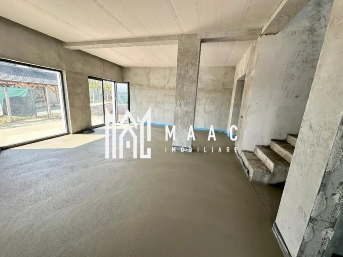 Casa individuală | 4 Camere | 130 MPU | Arhitectilor - MAAC Imobiliare vă propune spre vânzare o casă individuală modernă situată în Cartierul Arhitecților, într-o zonă liniștită și apreciată pentru accesibilitate, intimitate și priveliștea panoramică spre natură și Munții Făgăraș. Proprietatea se remarcă prin compartimentarea eficientă, suprafețele generoase și dotările moderne, fiind alegerea ideală pentru o familie care își dorește confort, funcționalitate și un ambient relaxant aproape de oraș.

Imobilul are o suprafață utilă de 130 mp și este amplasat pe un teren de 360 mp, beneficiind de curte amenajată și spații exterioare generoase. Casa este construită cu atenție la detalii și dispune de finisaje și dotări care asigură un nivel ridicat de confort pentru viitorii proprietari.

Compartimentarea este realizată astfel:

Parter:
-living spațios cu loc de luat masa
-bucătărie
-baie
-debara
-cameră tehnică
-terasă
-carport

Etaj:
-3 dormitoare
-2 băi
-dressing
-balcon
-pod generos pentru depozitare și posibilitate de amenajare pentru locuit

Printre avantajele proprietății se regăsesc:
-priveliște panoramică spre natură și Munții Făgăraș
-zonă liniștită și accesibilă
-pod înalt pentru depozitare, cu aproximativ 3 m înălțime pe mijloc
-placă de beton peste etaj
-pompă de căldură inclusă
-încălzire în pardoseală la parter și etaj
-ferestre PVC Salamander cu 3 foi de sticlă
-instalație electrică completă
-instalație sanitară completă
-apă și canalizare
-șapă turnată
-pereți finisați cu tencuială, tinci și un strat de lavabil alb
-terasă generoasă de 18,75 mp
-carport/terasă de 28,46 mp
-curte liberă amenajată de aproximativ 180 mp
-termosistem și tencuială decorativă
-pavaj exterior
-gard împrejmuitor
-poartă auto
-portiță pietonală

Imobilul se predă la stadiul de alb, oferind viitorilor proprietari posibilitatea amenajării și personalizării spațiului după propriile preferințe.

Pentru mai multe detalii sau pentru programarea unei vizionări, vă rugăm să ne contactați specificând CP3087287.