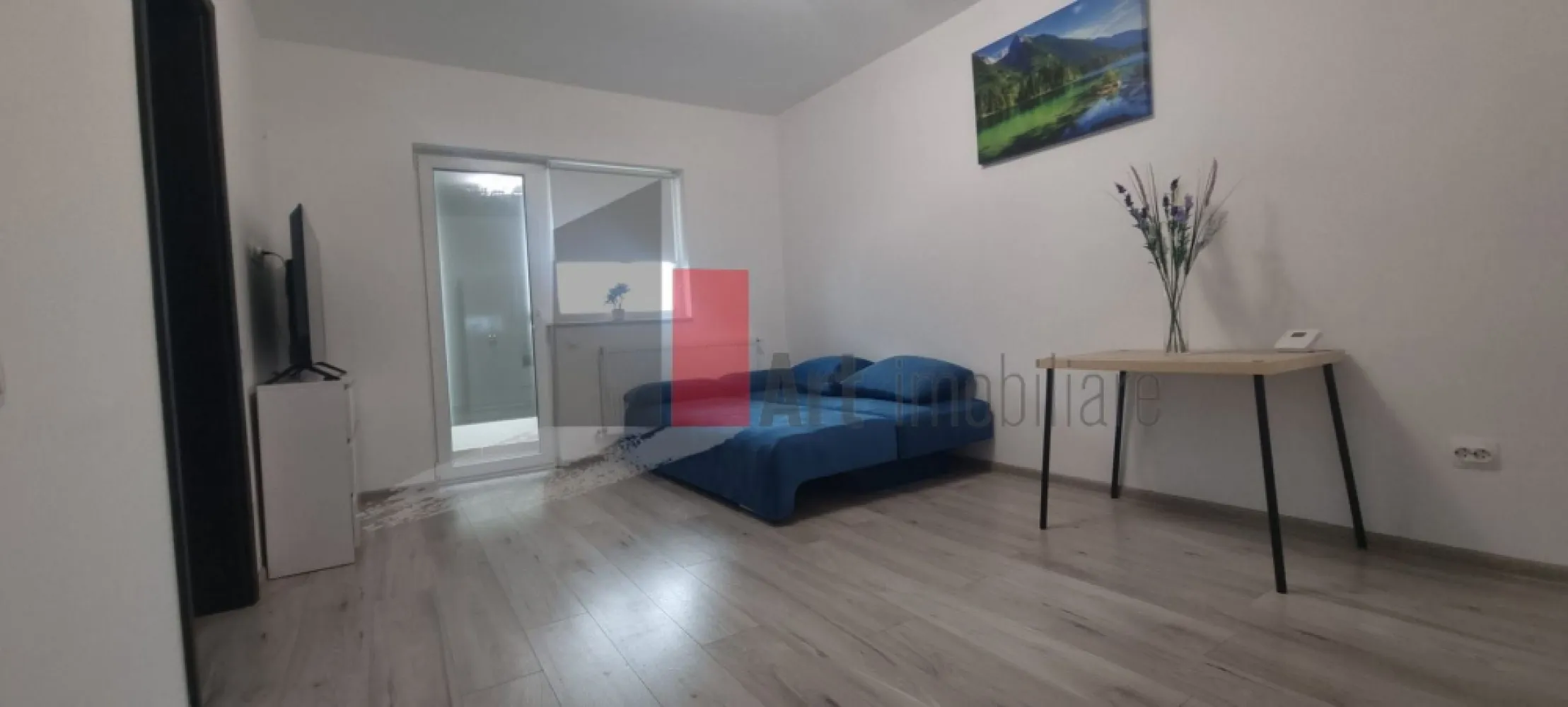 Garsoniera de inchiriat-Aparatorii Patriei-cu centrala - Garsoniera de inchiriat, în complex rezidenţial, complet mobilata, cu bucatarie inchisa, cu aer conditionat (urmeaza sa se puna), cu balcon inchis, la etajul 4/4, SD, constructie 2022, cu o suprafata de 37MP, cu centrala, TV mare, cu lift. Locuinta este la 2 statii autobuz de metrou Aparatorii Patriei/Dimitrie Leonida, aprox la 15 min mers pe jos. NU se permit animale de companie. NU se accepta persoane care fumeaza. Se solicita o luna avans si o luna garantie.