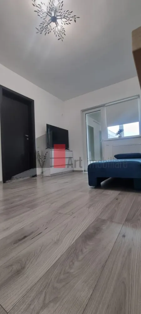 Garsoniera de inchiriat-Aparatorii Patriei-cu centrala - Garsoniera de inchiriat, în complex rezidenţial, complet mobilata, cu bucatarie inchisa, cu aer conditionat (urmeaza sa se puna), cu balcon inchis, la etajul 4/4, SD, constructie 2022, cu o suprafata de 37MP, cu centrala, TV mare, cu lift. Locuinta este la 2 statii autobuz de metrou Aparatorii Patriei/Dimitrie Leonida, aprox la 15 min mers pe jos. NU se permit animale de companie. NU se accepta persoane care fumeaza. Se solicita o luna avans si o luna garantie.