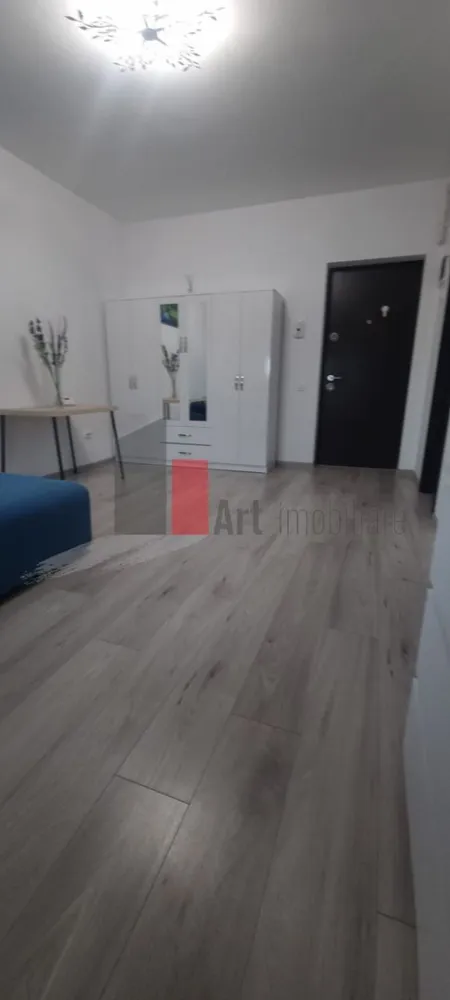 Garsoniera de inchiriat-Aparatorii Patriei-cu centrala - Garsoniera de inchiriat, în complex rezidenţial, complet mobilata, cu bucatarie inchisa, cu aer conditionat (urmeaza sa se puna), cu balcon inchis, la etajul 4/4, SD, constructie 2022, cu o suprafata de 37MP, cu centrala, TV mare, cu lift. Locuinta este la 2 statii autobuz de metrou Aparatorii Patriei/Dimitrie Leonida, aprox la 15 min mers pe jos. NU se permit animale de companie. NU se accepta persoane care fumeaza. Se solicita o luna avans si o luna garantie.