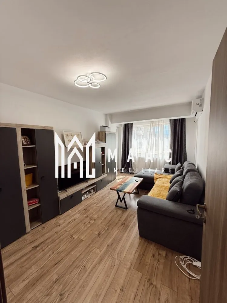 Apartament 3 Camere | Decomandat | Etaj 1 | Turnișor - MAAC Imobiliare vă propune spre vânzare un apartament modern și elegant, situat în cartierul Turnișor, într-un imobil construit în anul 2012, prevăzut cu lift.

Caracteristici principale

 suprafață utilă de 76 mp
 compartimentare decomandată
 etaj 1 într-un imobil cu lift
 living spațios și luminos
 2 dormitoare generoase
 balcon închis
 hol bine organizat

Compartimentare și dotări

 bucătărie complet amenajată și utilată
 baie modernă cu finisaje de calitate
 aer condiționat
 mobilier modern
 apartament renovat
 spații generoase și foarte bine întreținute

Localizare și avantaje

 situat într-o zonă liniștită din Turnișor
 parc și spații verzi în apropiere
 acces facil către magazine, școli și mijloace de transport
 imobil bine întreținut, construit în 2012

Beneficii

 ideal pentru familie
 potrivit atât pentru locuit, cât și pentru investiție
 se predă complet mobilat

 Pentru mai multe detalii și programarea unei vizionări, vă rugăm să ne contactați și să menționați ID-ul proprietății: CP3089221.