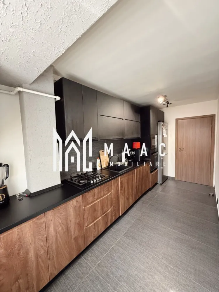 Apartament 3 Camere | Decomandat | Etaj 1 | Turnișor - MAAC Imobiliare vă propune spre vânzare un apartament modern și elegant, situat în cartierul Turnișor, într-un imobil construit în anul 2012, prevăzut cu lift.

Caracteristici principale

 suprafață utilă de 76 mp
 compartimentare decomandată
 etaj 1 într-un imobil cu lift
 living spațios și luminos
 2 dormitoare generoase
 balcon închis
 hol bine organizat

Compartimentare și dotări

 bucătărie complet amenajată și utilată
 baie modernă cu finisaje de calitate
 aer condiționat
 mobilier modern
 apartament renovat
 spații generoase și foarte bine întreținute

Localizare și avantaje

 situat într-o zonă liniștită din Turnișor
 parc și spații verzi în apropiere
 acces facil către magazine, școli și mijloace de transport
 imobil bine întreținut, construit în 2012

Beneficii

 ideal pentru familie
 potrivit atât pentru locuit, cât și pentru investiție
 se predă complet mobilat

 Pentru mai multe detalii și programarea unei vizionări, vă rugăm să ne contactați și să menționați ID-ul proprietății: CP3089221.