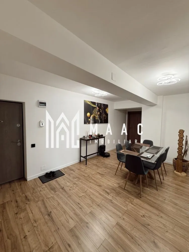 Apartament 3 Camere | Decomandat | Etaj 1 | Turnișor - MAAC Imobiliare vă propune spre vânzare un apartament modern și elegant, situat în cartierul Turnișor, într-un imobil construit în anul 2012, prevăzut cu lift.

Caracteristici principale

 suprafață utilă de 76 mp
 compartimentare decomandată
 etaj 1 într-un imobil cu lift
 living spațios și luminos
 2 dormitoare generoase
 balcon închis
 hol bine organizat

Compartimentare și dotări

 bucătărie complet amenajată și utilată
 baie modernă cu finisaje de calitate
 aer condiționat
 mobilier modern
 apartament renovat
 spații generoase și foarte bine întreținute

Localizare și avantaje

 situat într-o zonă liniștită din Turnișor
 parc și spații verzi în apropiere
 acces facil către magazine, școli și mijloace de transport
 imobil bine întreținut, construit în 2012

Beneficii

 ideal pentru familie
 potrivit atât pentru locuit, cât și pentru investiție
 se predă complet mobilat

 Pentru mai multe detalii și programarea unei vizionări, vă rugăm să ne contactați și să menționați ID-ul proprietății: CP3089221.