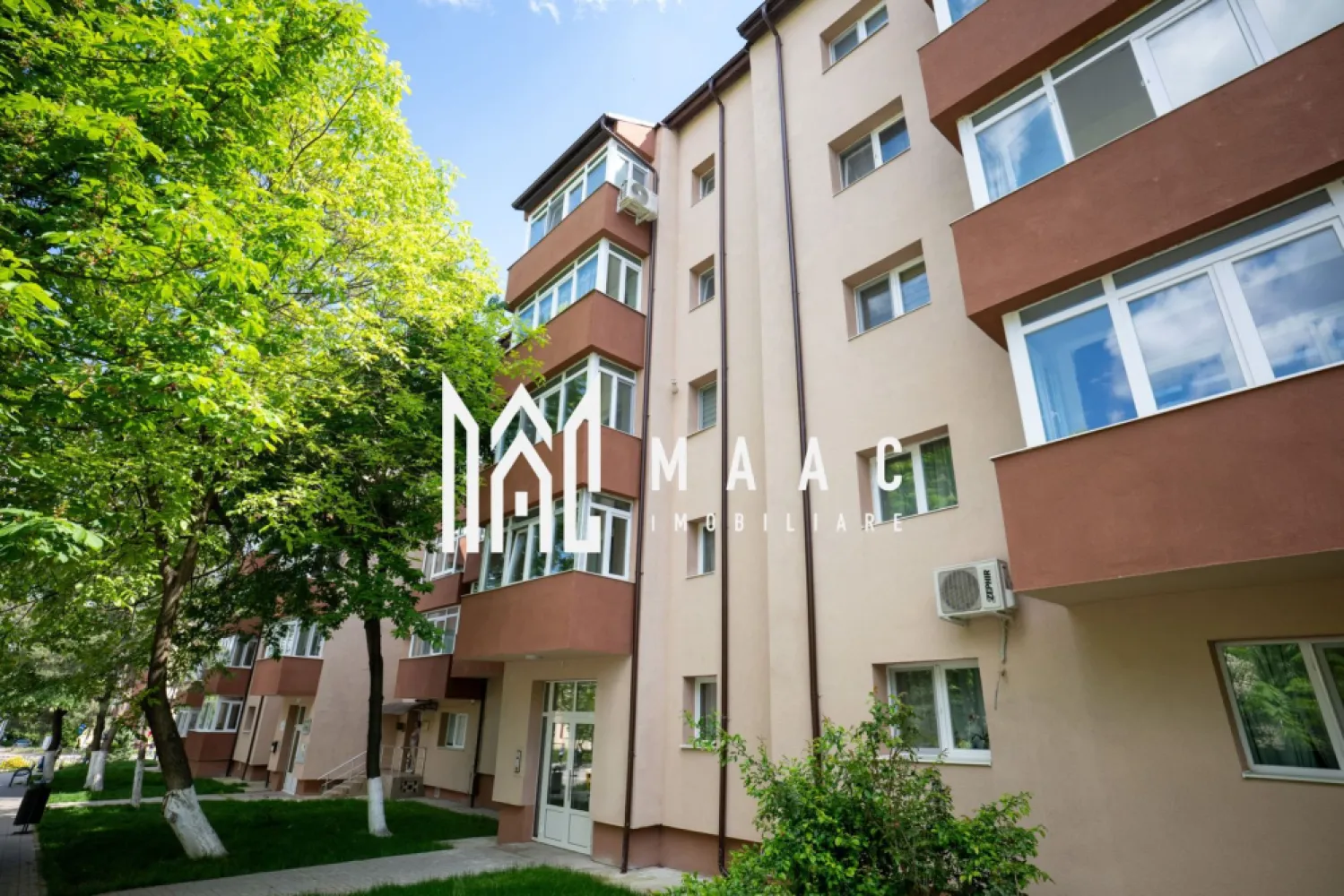 Apartament 2 camere| 55mp| Strada Republicii - MAAC Imobiliare vă propune spre vânzare un apartament cu 2 camere, spațios și luminos, situat pe strada Republicii, în bloc anvelopat de tip R la etajul 3 din 4.

Locuința are o suprafață generoasă de 55 mp și beneficiază de o compartimentare practică, cu camere spațioase și bucătărie mare, ideală pentru confortul unei familii.

Apartamentul este renovat partial și dispune de:
✔ geamuri termopan
✔ uși interioare din termopan
✔ balcon închis cu tâmplărie Salamander
✔ bloc anvelopat
✔ acoperiș recent schimbat
✔ panouri solare pentru iluminarea scării

Datorită anvelopării și îmbunătățirilor aduse imobilului, costurile de întreținere și încălzire sunt reduse.

Zona este una apreciată, cu acces rapid către magazine, școli, mijloace de transport și alte puncte de interes.

Ideal atât pentru locuit, cât și pentru investiție.

Pentru mai multe detalii sau pentru programarea unei vizionări, MAAC Imobiliare vă stă cu drag la dispoziție.

CP3089794