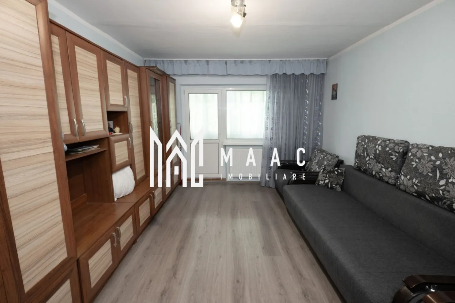 Apartament 2 camere| 55mp| Strada Republicii - MAAC Imobiliare vă propune spre vânzare un apartament cu 2 camere, spațios și luminos, situat pe strada Republicii, în bloc anvelopat de tip R la etajul 3 din 4.

Locuința are o suprafață generoasă de 55 mp și beneficiază de o compartimentare practică, cu camere spațioase și bucătărie mare, ideală pentru confortul unei familii.

Apartamentul este renovat partial și dispune de:
✔ geamuri termopan
✔ uși interioare din termopan
✔ balcon închis cu tâmplărie Salamander
✔ bloc anvelopat
✔ acoperiș recent schimbat
✔ panouri solare pentru iluminarea scării

Datorită anvelopării și îmbunătățirilor aduse imobilului, costurile de întreținere și încălzire sunt reduse.

Zona este una apreciată, cu acces rapid către magazine, școli, mijloace de transport și alte puncte de interes.

Ideal atât pentru locuit, cât și pentru investiție.

Pentru mai multe detalii sau pentru programarea unei vizionări, MAAC Imobiliare vă stă cu drag la dispoziție.

CP3089794