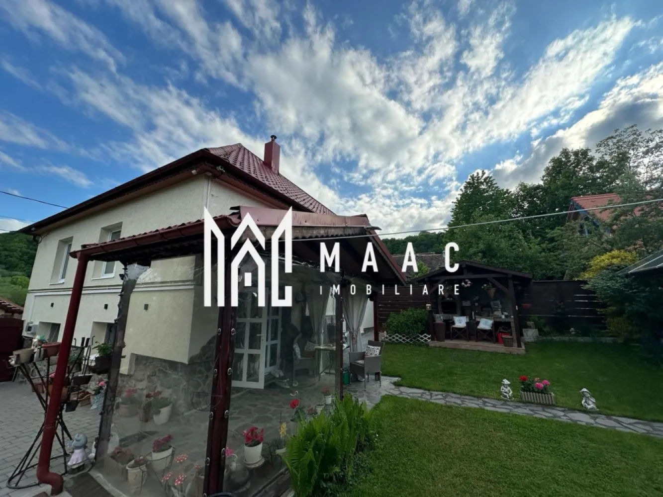 Casă individuală | 4 Camere | 150 MPU | Cisnădioara - MAAC vă propune spre vânzare o casă individuală deosebită, situată la poalele cetății Cisnădioara, într-o zonă liniștită și apreciată pentru peisajele spectaculoase și aerul curat. Proprietatea impresionează prin combinația perfectă dintre confort, eficiență și spațiu generos, fiind alegerea ideală pentru o familie care își dorește intimitate și relaxare aproape de natură.

Casa dispune de 150 mp utili, compartimentați inteligent în 4 camere luminoase și spațioase, 2 băi moderne, multiple spații auxiliare și de depozitare, inclusiv cameră tehnică/laundry room, spațiu dedicat organizării și depozitării, precum și încăperi secundare ce pot fi adaptate cu ușurință în funcție de nevoile viitorilor proprietari. De asemenea, proprietatea beneficiază de un pod generos, ideal pentru depozitare suplimentară. Casa se vinde complet mobilată, fiind pregătită pentru mutare imediată.

Terenul de 570 mp oferă o curte impresionantă, perfectă pentru momente petrecute în familie, grătar sau amenajarea unei zone de relaxare. Proprietatea beneficiază și de garaj privat.

Un mare avantaj îl reprezintă sistemul de panouri fotovoltaice de 10 kW, împreună cu baterii de 25 kW, care asigură eficiență energetică ridicată și costuri reduse de întreținere.

Pentru mai multe detalii precizati telefonic ca ati vazut anuntul cu ID: CP3091280