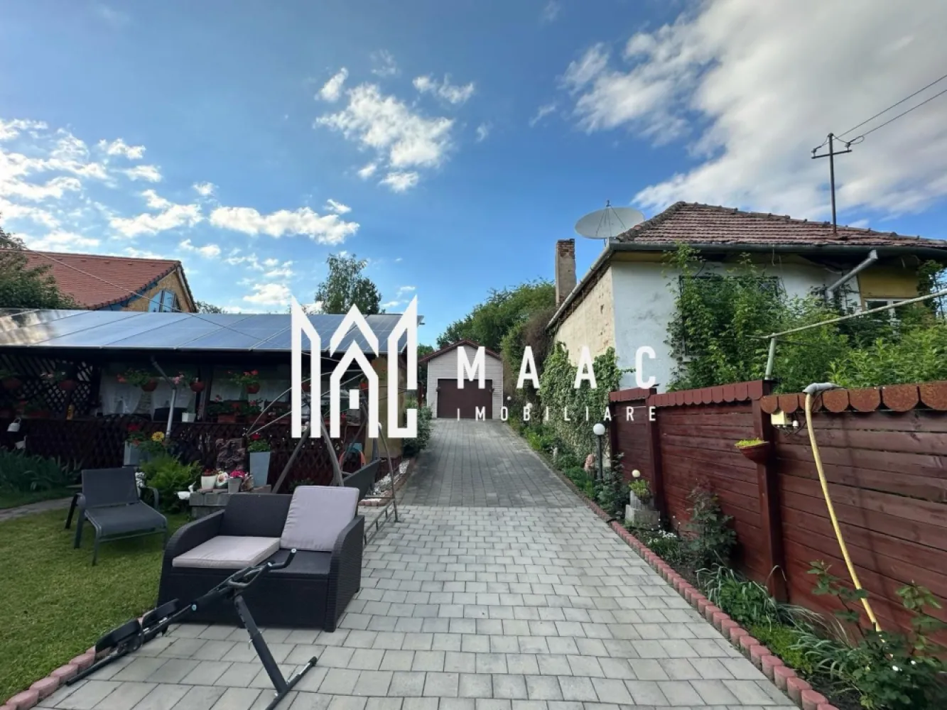 Casă individuală | 4 Camere | 150 MPU | Cisnădioara - MAAC vă propune spre vânzare o casă individuală deosebită, situată la poalele cetății Cisnădioara, într-o zonă liniștită și apreciată pentru peisajele spectaculoase și aerul curat. Proprietatea impresionează prin combinația perfectă dintre confort, eficiență și spațiu generos, fiind alegerea ideală pentru o familie care își dorește intimitate și relaxare aproape de natură.

Casa dispune de 150 mp utili, compartimentați inteligent în 4 camere luminoase și spațioase, 2 băi moderne, multiple spații auxiliare și de depozitare, inclusiv cameră tehnică/laundry room, spațiu dedicat organizării și depozitării, precum și încăperi secundare ce pot fi adaptate cu ușurință în funcție de nevoile viitorilor proprietari. De asemenea, proprietatea beneficiază de un pod generos, ideal pentru depozitare suplimentară. Casa se vinde complet mobilată, fiind pregătită pentru mutare imediată.

Terenul de 570 mp oferă o curte impresionantă, perfectă pentru momente petrecute în familie, grătar sau amenajarea unei zone de relaxare. Proprietatea beneficiază și de garaj privat.

Un mare avantaj îl reprezintă sistemul de panouri fotovoltaice de 10 kW, împreună cu baterii de 25 kW, care asigură eficiență energetică ridicată și costuri reduse de întreținere.

Pentru mai multe detalii precizati telefonic ca ati vazut anuntul cu ID: CP3091280