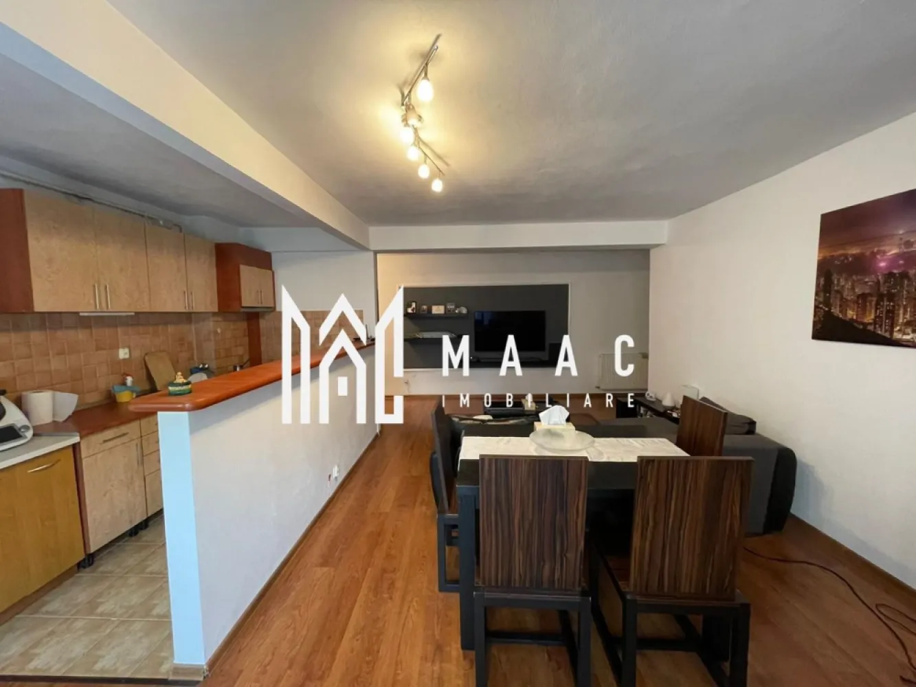 Apartament 2 camere | 68 MPU | Balcon | Zona Ștrand - MAAC Imobiliare vă propune spre închiriere un apartament cu 2 camere, situat pe strada Ștrandului, într-o zonă bine cotată și ușor accesibilă din Sibiu. Apartamentul are o suprafață de 68 mp și este compartimentat eficient, fiind compus din living, dormitor, bucătărie separată, baie și balcon. Locuința este luminoasă și oferă un ambient confortabil, potrivit pentru locuire. Un avantaj important îl reprezintă zona: acces rapid către centrul orașului, stații de autobuz în imediata apropiere, magazine, farmacii, școli și alte facilități urbane, precum și conexiuni facile către principalele artere de circulație. Se percepe garanție în cuantumul unei chirii. Pentru mai multe detalii sau pentru a programa o vizionare, vă rugăm să ne contactați. Specificați ID-ul CP2861361. }}
