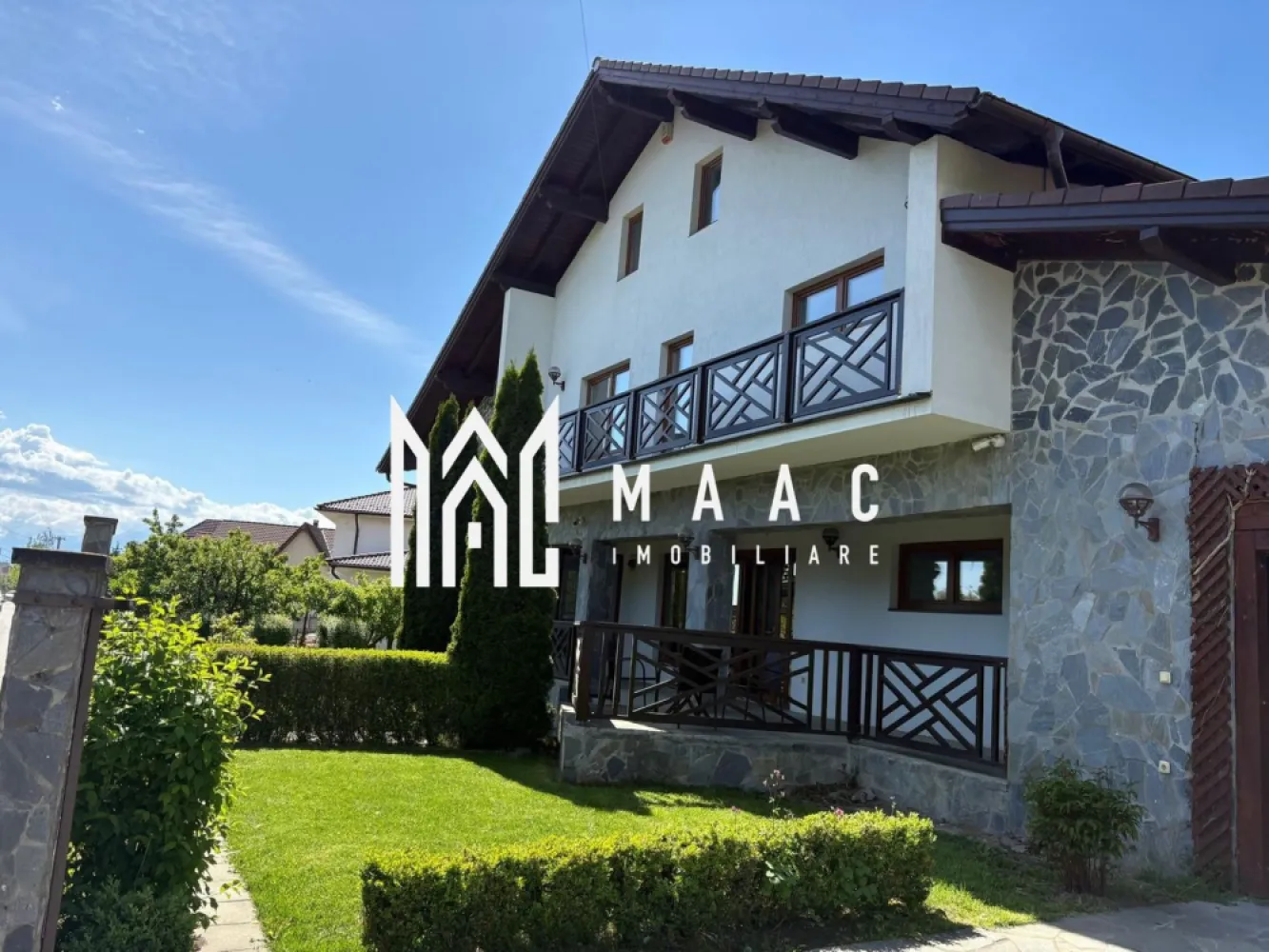Casă premium în Cisnădioara | 280 mp utili | Teren 1300 mp | 4 dorm - MAAC Imobiliare vă propune spre închiriere o casă spațioasă și elegantă situată în Cisnădioara, într-o zonă liniștită, ideală pentru familii care își doresc confort, intimitate și acces rapid către Sibiu.

Proprietatea dispune de o suprafață utilă de 280 mp și este amplasată pe un teren generos de 1300 mp, oferind spații ample atât la interior, cât și la exterior.

Compartimentarea este eficientă și modernă:

* living open-space cu bucătărie, în suprafață de aproximativ 100 mp;
* 4 dormitoare luminoase;
* 4 băi complet utilate;
* 2 dressinguri;
* pod locuibil sau ideal pentru depozitare;
* pivniță.

La exterior, proprietatea beneficiază de:

* zonă special amenajată pentru barbeque;
* seră pentru legume;
* curte generoasă;
* 4 locuri de parcare, dintre care 2 în garaj.

Casa este dotată cu sistem de alarmă și oferă un nivel ridicat de confort și siguranță.

Proprietatea este ideală pentru cei care caută o locuință premium într-un cadru natural deosebit, aproape de oraș, dar ferit de agitație.
Se percepe garanție în cuantumul unei chirii
Comision agenție 50% din prima chirie!

Pentru mai multe detalii precizați că ați văzut anunțul cu ID: CP3092663